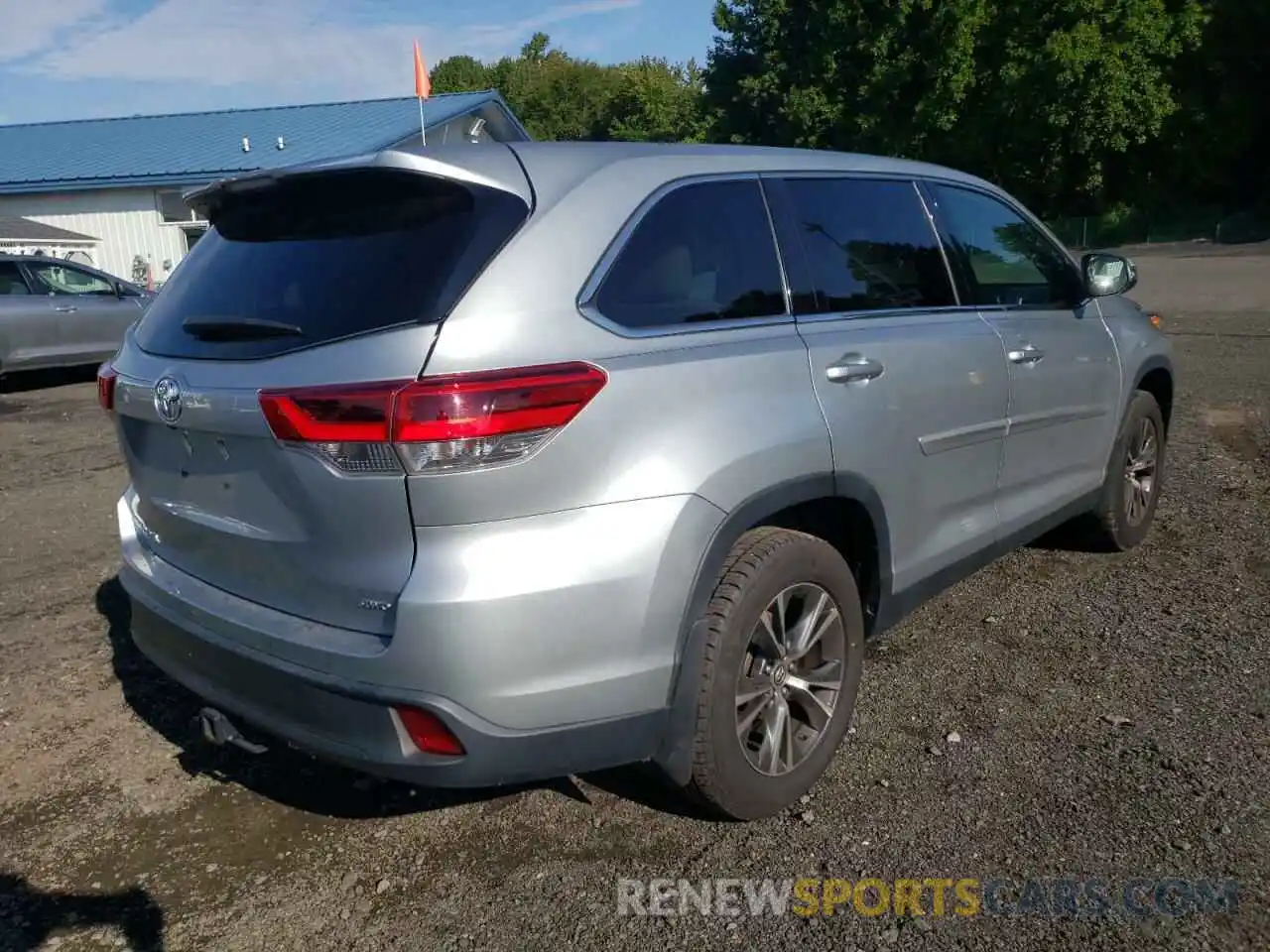 4 Photograph of a damaged car 5TDBZRFH0KS932019 TOYOTA HIGHLANDER 2019