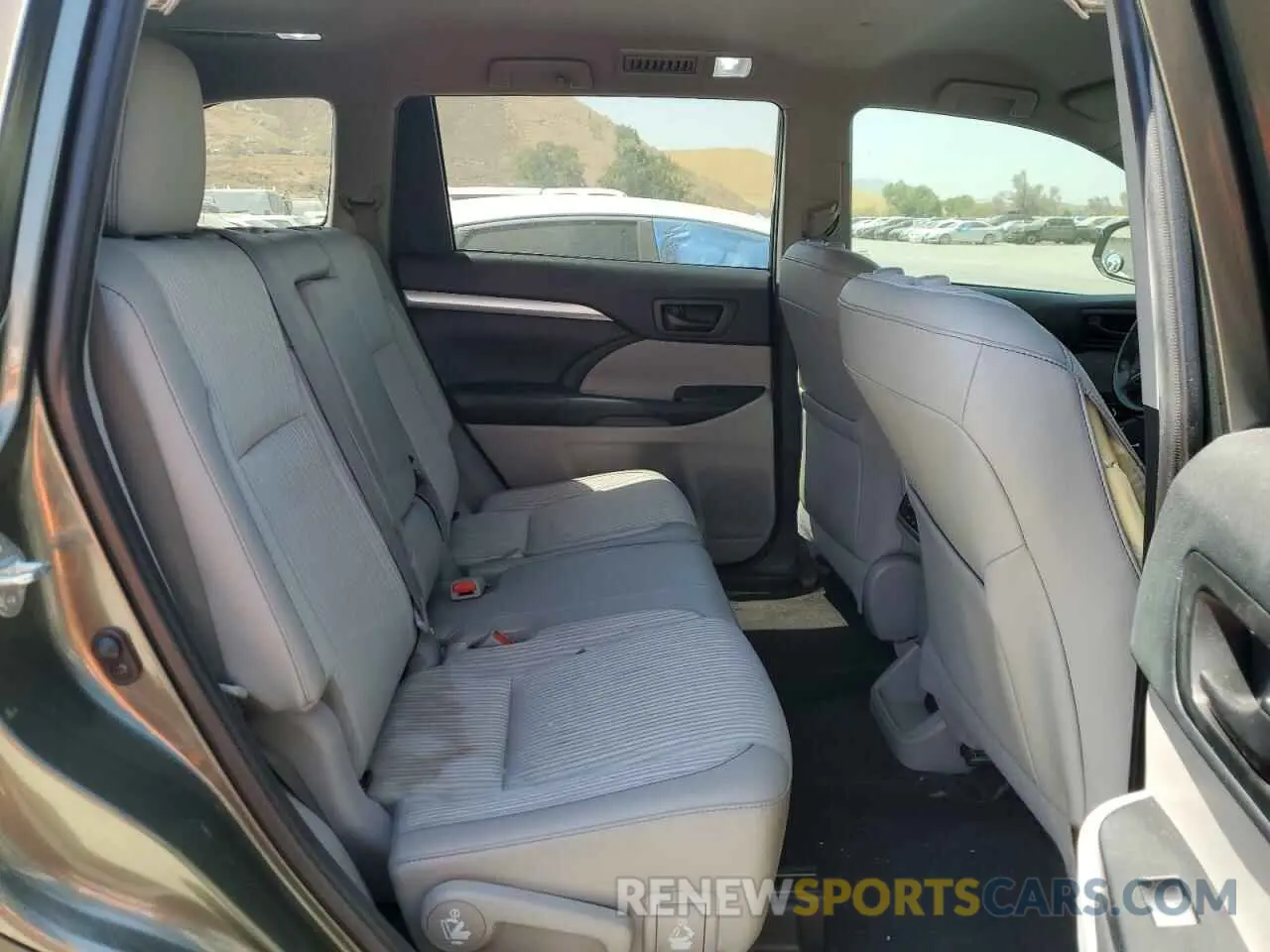 11 Photograph of a damaged car 5TDBZRFH0KS947202 TOYOTA HIGHLANDER 2019