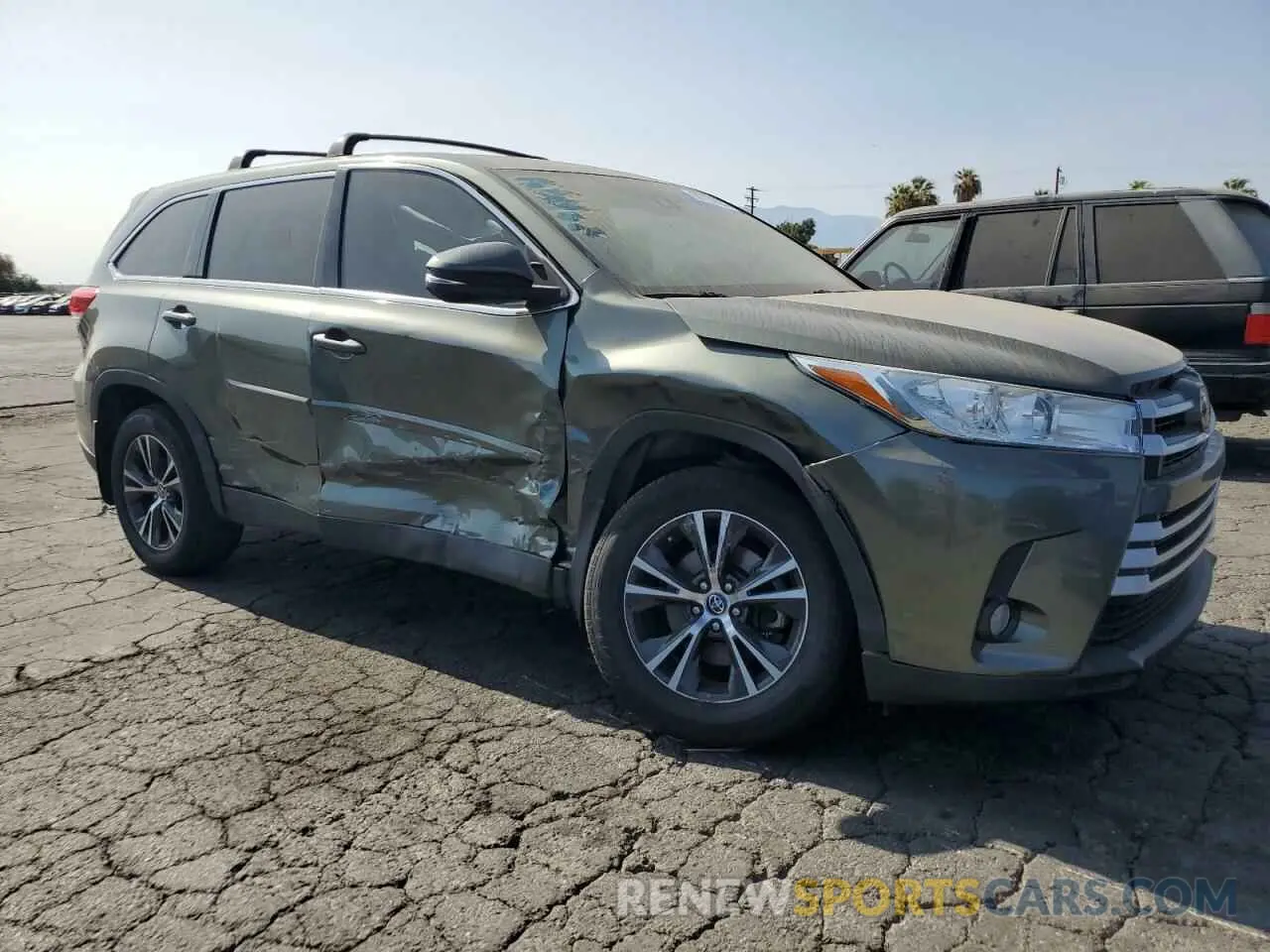 4 Photograph of a damaged car 5TDBZRFH0KS947202 TOYOTA HIGHLANDER 2019