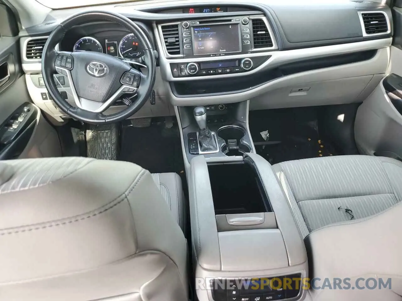 8 Photograph of a damaged car 5TDBZRFH0KS947202 TOYOTA HIGHLANDER 2019