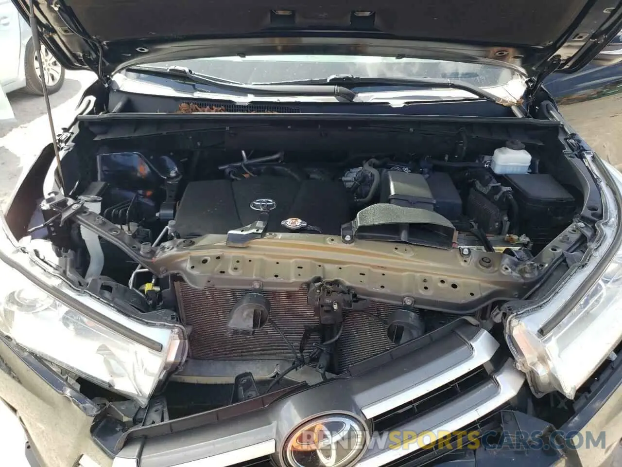 12 Photograph of a damaged car 5TDBZRFH0KS957549 TOYOTA HIGHLANDER 2019