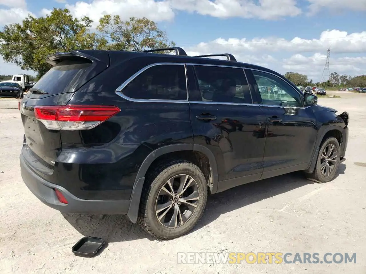 3 Photograph of a damaged car 5TDBZRFH0KS957549 TOYOTA HIGHLANDER 2019