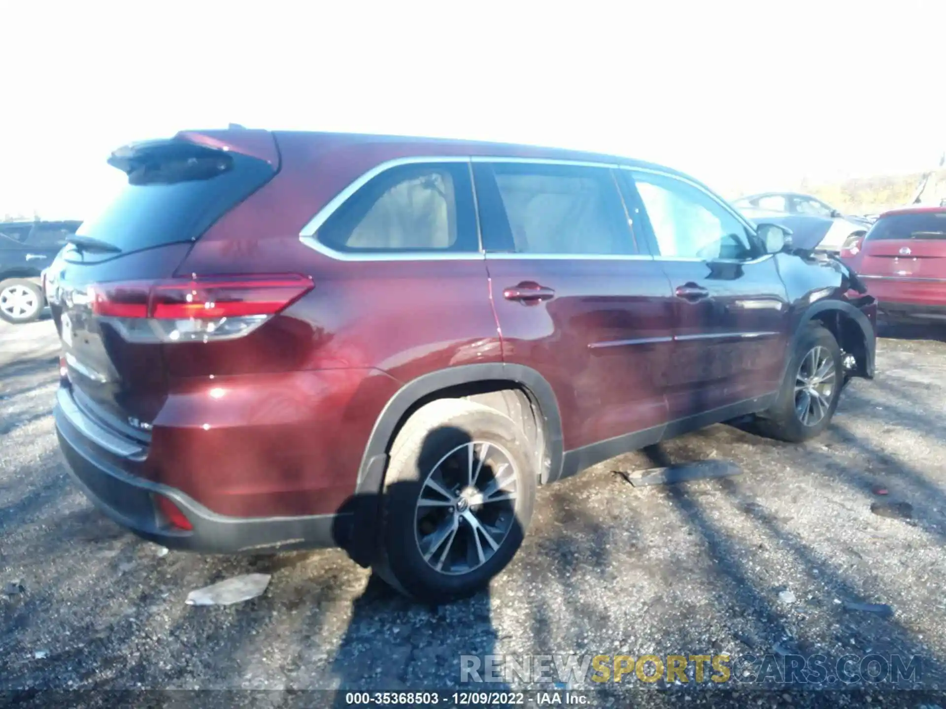 4 Photograph of a damaged car 5TDBZRFH0KS964341 TOYOTA HIGHLANDER 2019