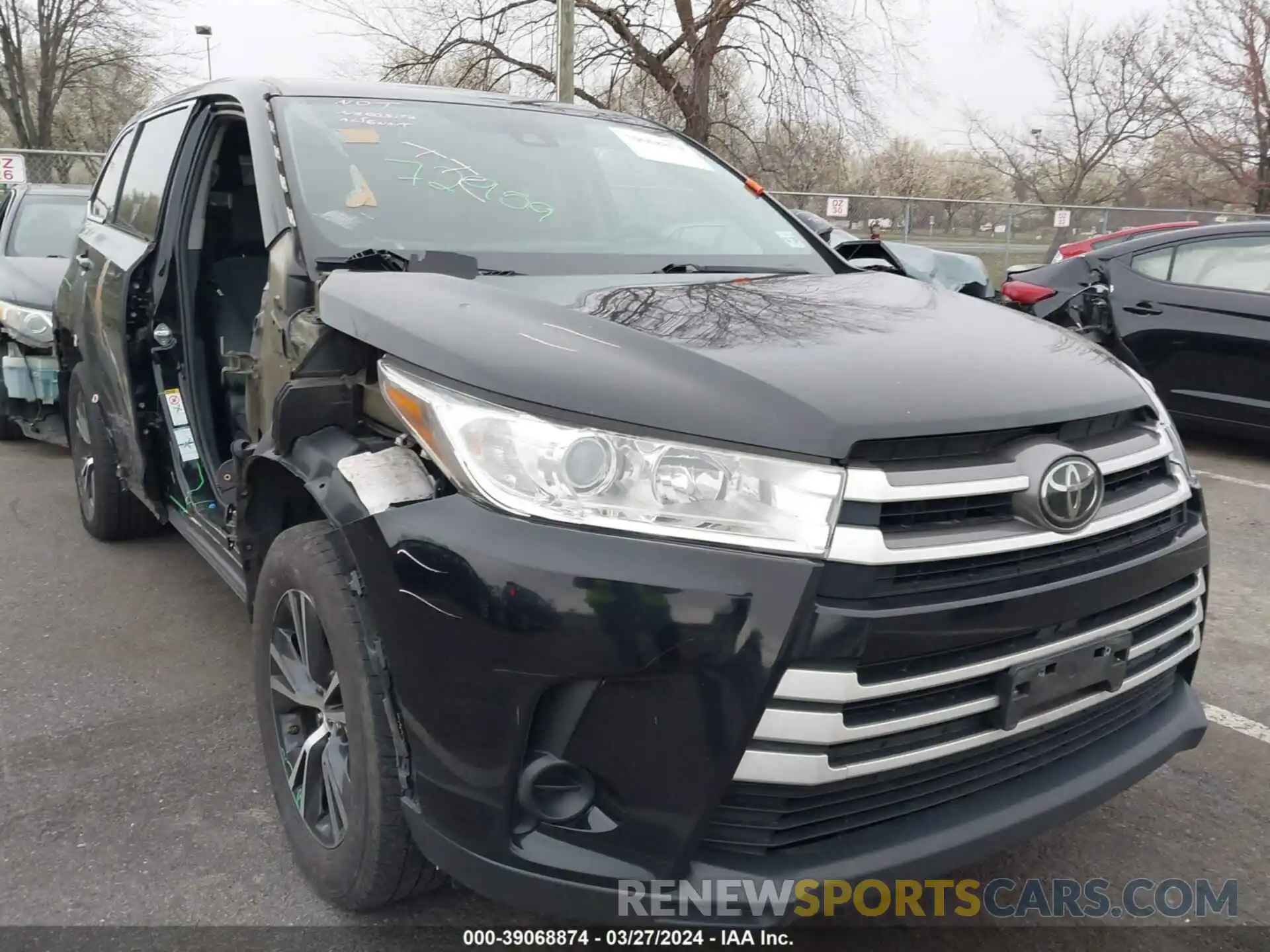 1 Photograph of a damaged car 5TDBZRFH0KS976666 TOYOTA HIGHLANDER 2019