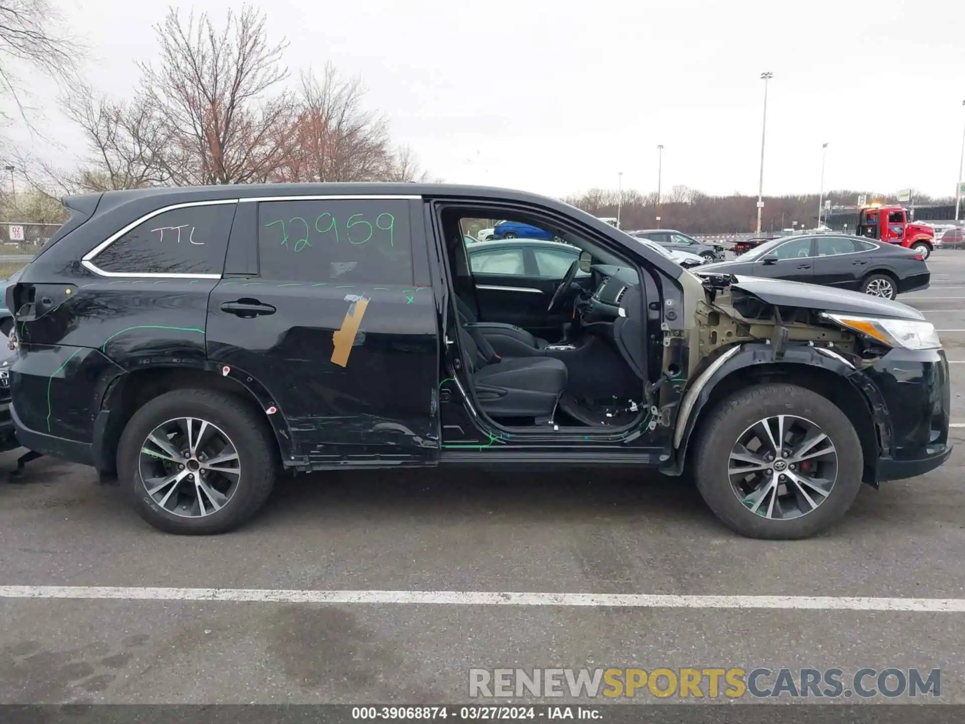 13 Photograph of a damaged car 5TDBZRFH0KS976666 TOYOTA HIGHLANDER 2019