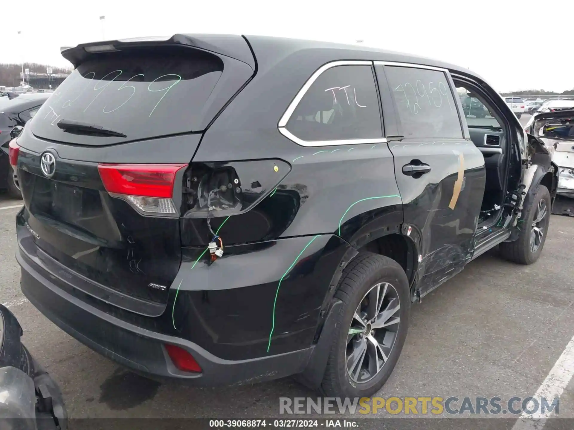 4 Photograph of a damaged car 5TDBZRFH0KS976666 TOYOTA HIGHLANDER 2019