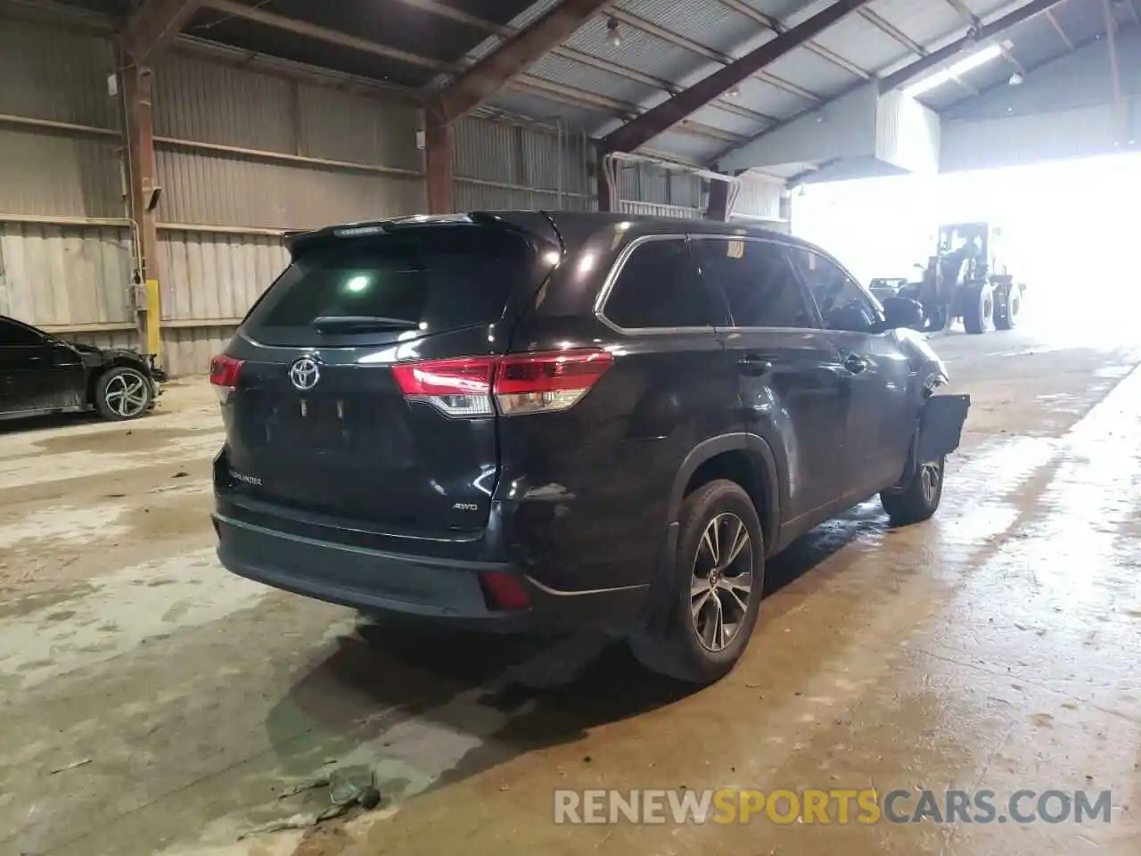 4 Photograph of a damaged car 5TDBZRFH0KS980149 TOYOTA HIGHLANDER 2019