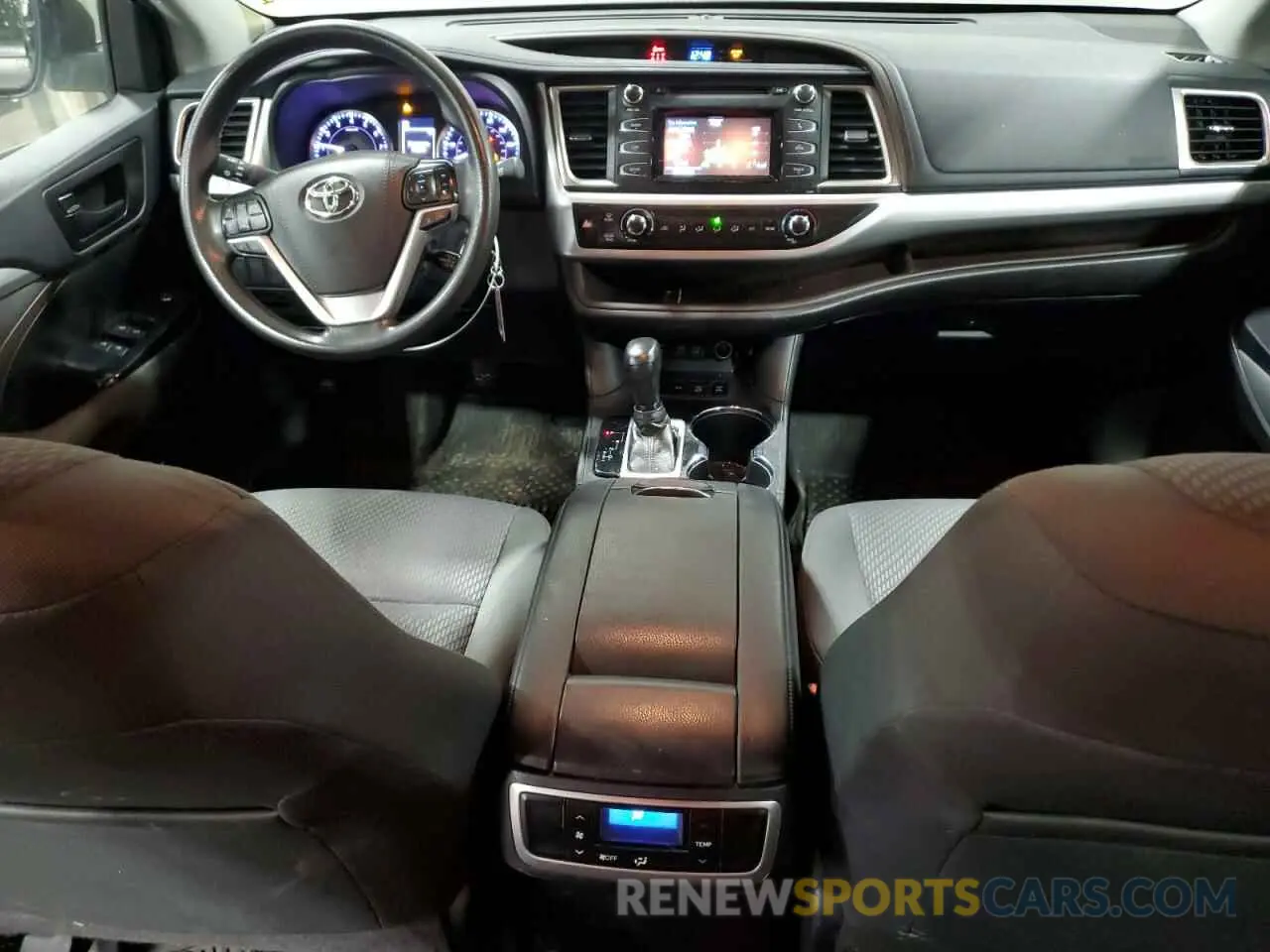 8 Photograph of a damaged car 5TDBZRFH0KS988042 TOYOTA HIGHLANDER 2019