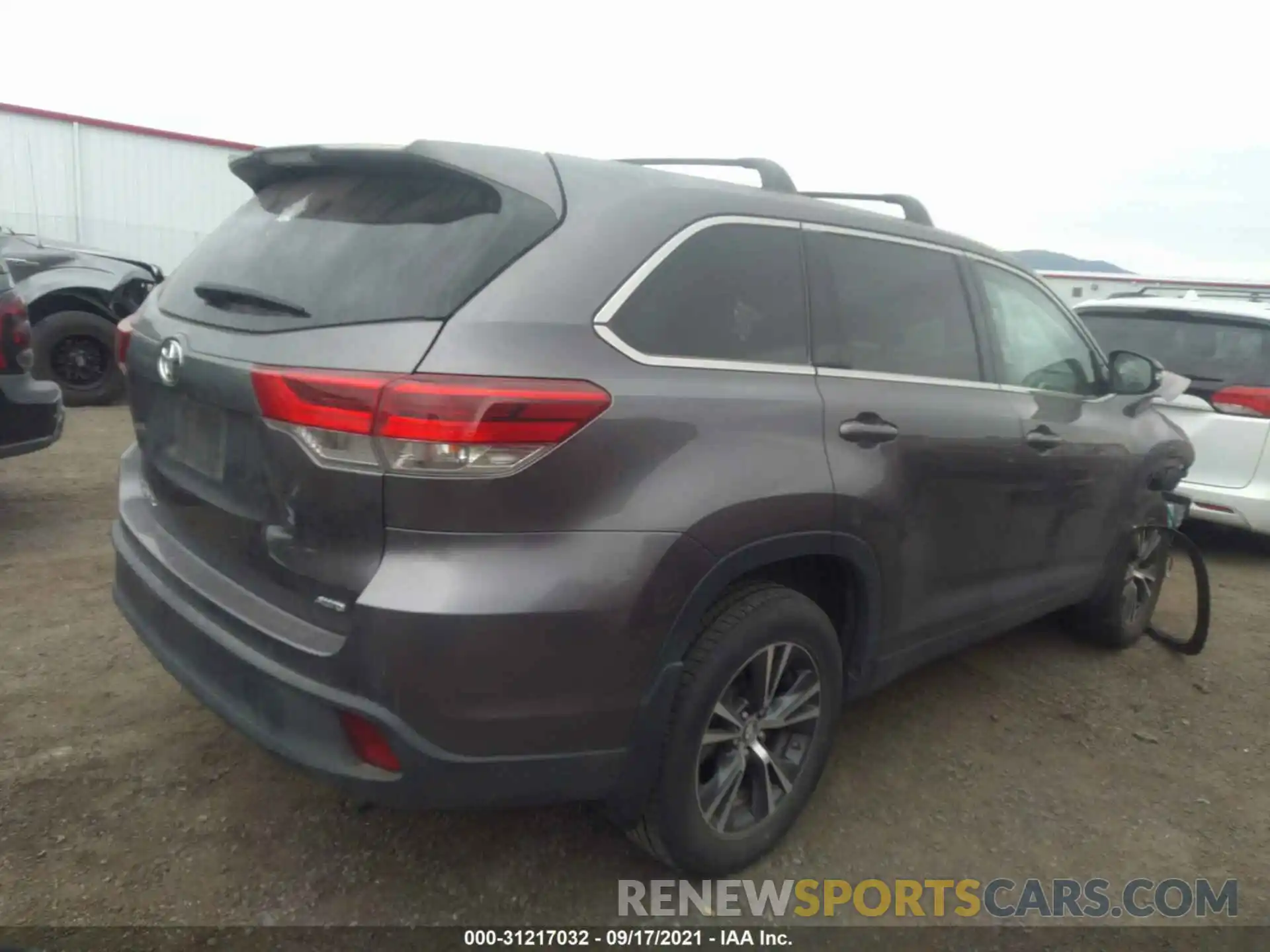 4 Photograph of a damaged car 5TDBZRFH0KS996593 TOYOTA HIGHLANDER 2019