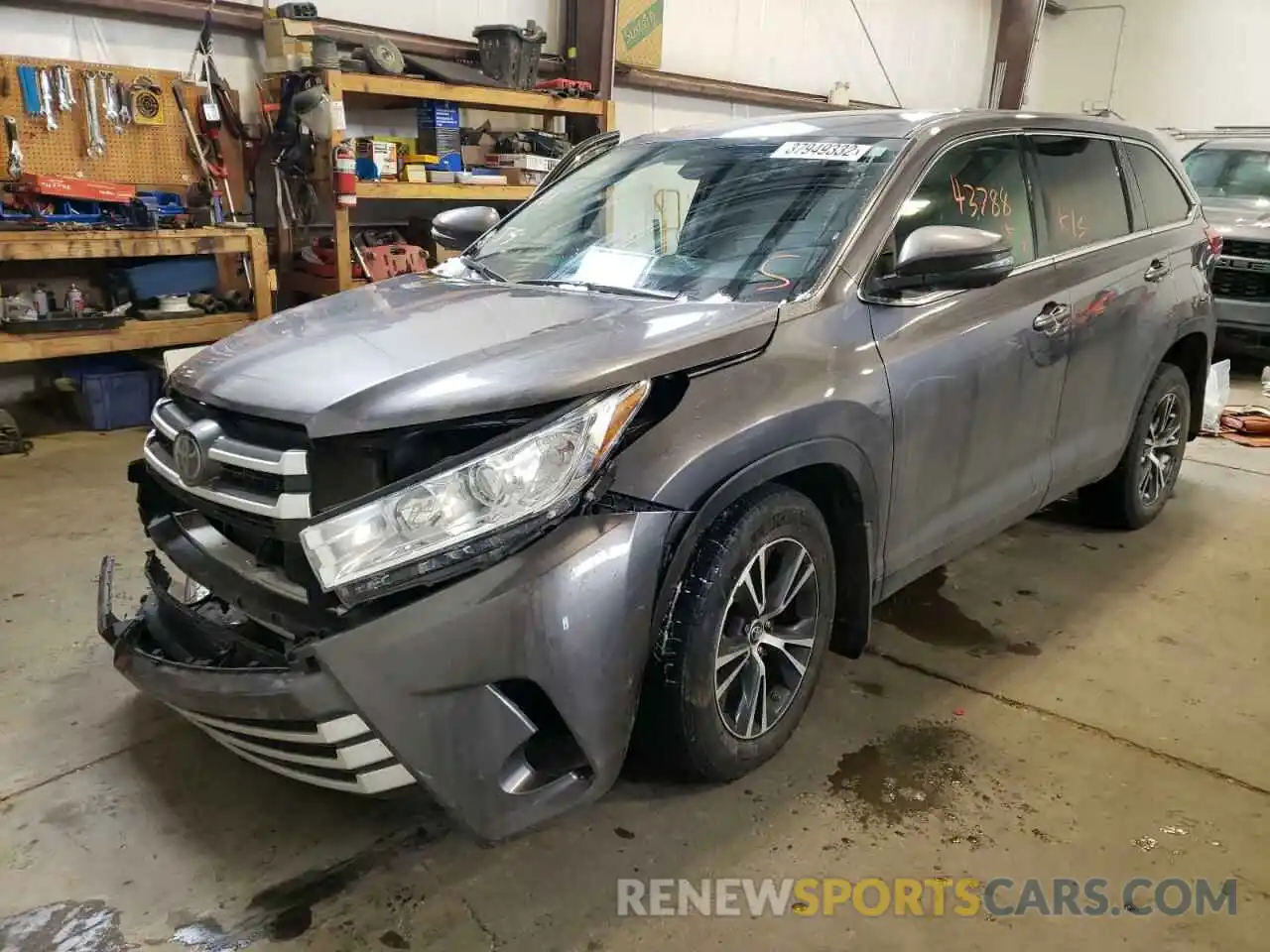 2 Photograph of a damaged car 5TDBZRFH1KS705843 TOYOTA HIGHLANDER 2019