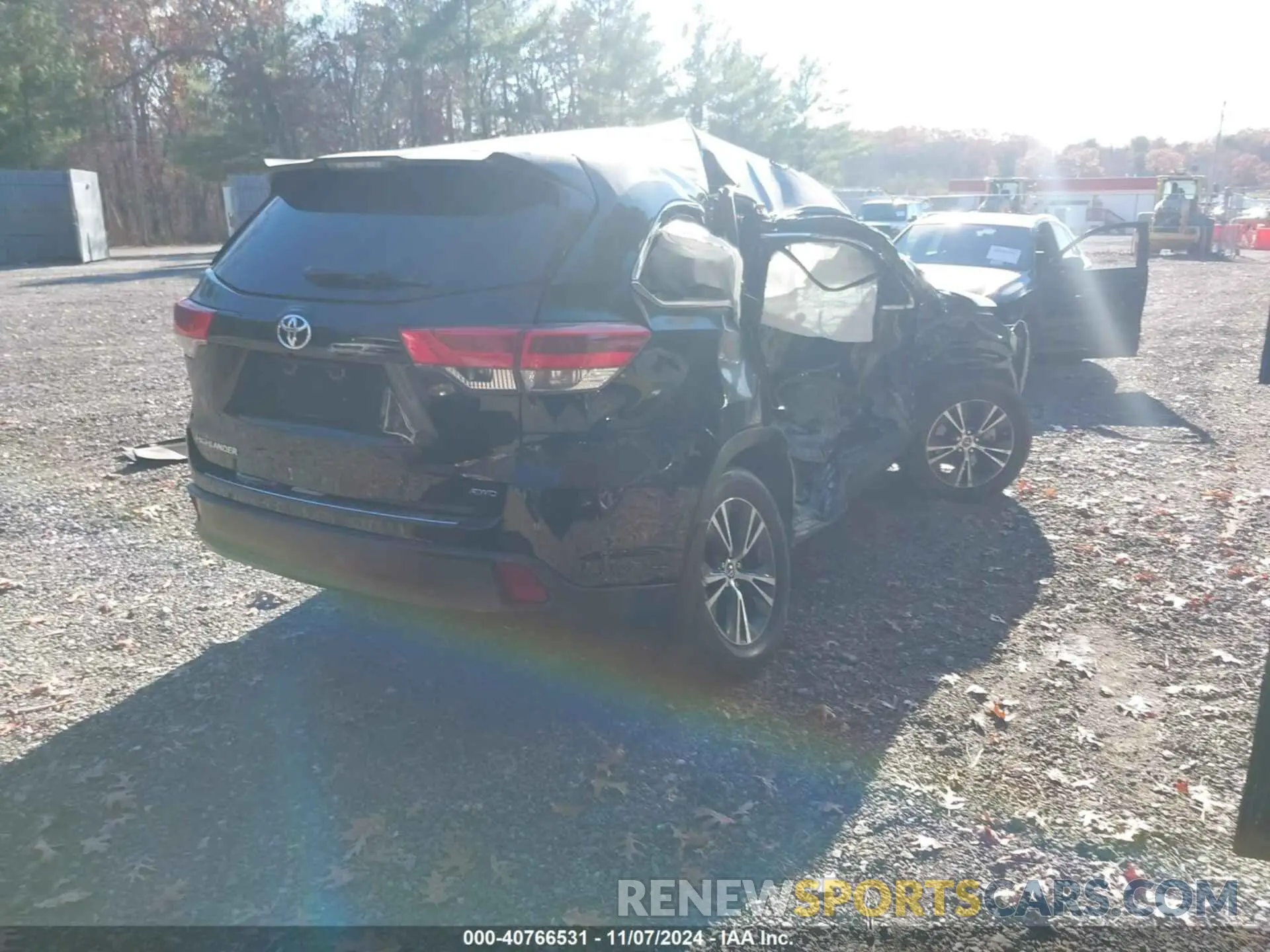 4 Photograph of a damaged car 5TDBZRFH1KS740172 TOYOTA HIGHLANDER 2019