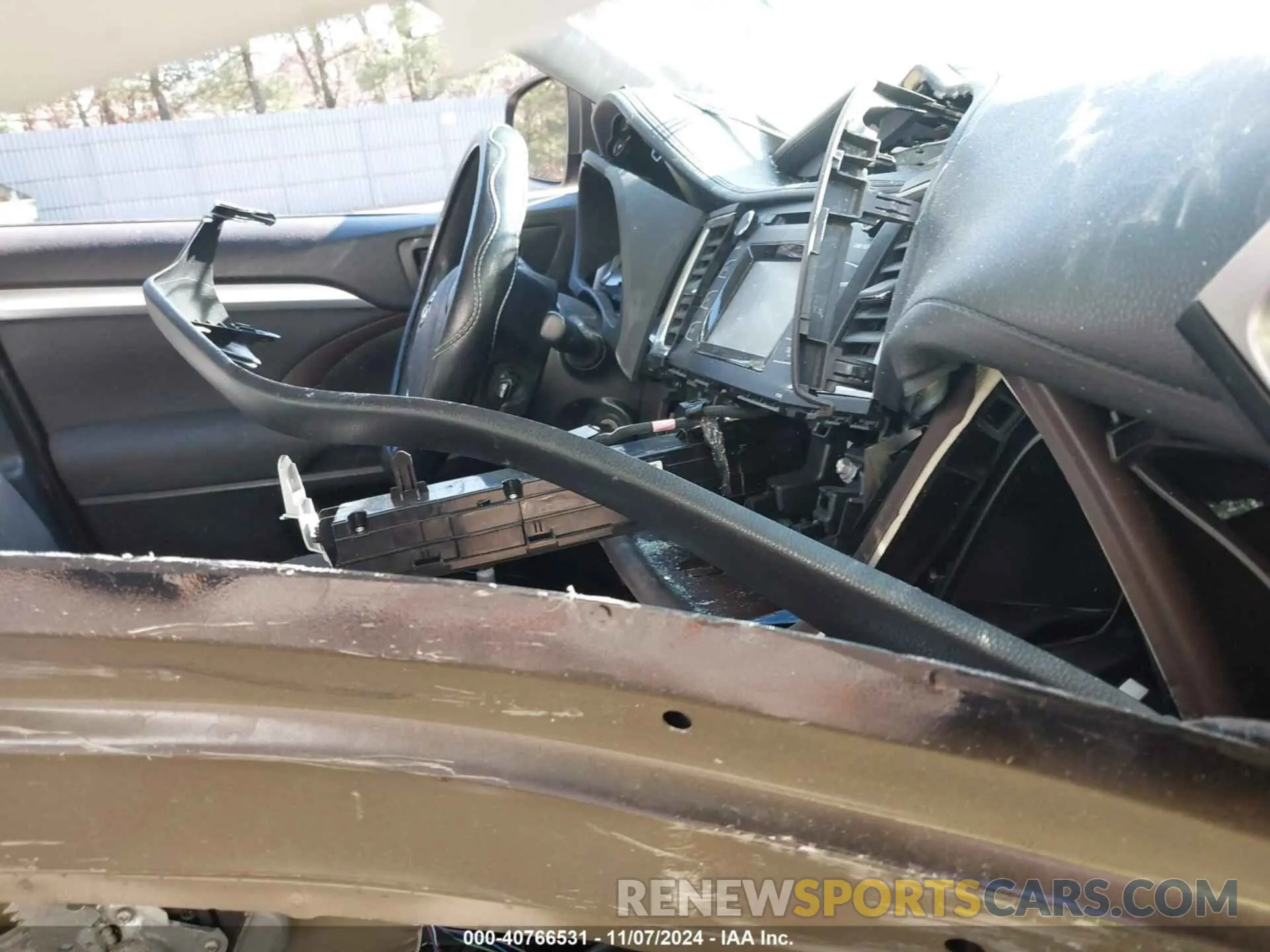 5 Photograph of a damaged car 5TDBZRFH1KS740172 TOYOTA HIGHLANDER 2019