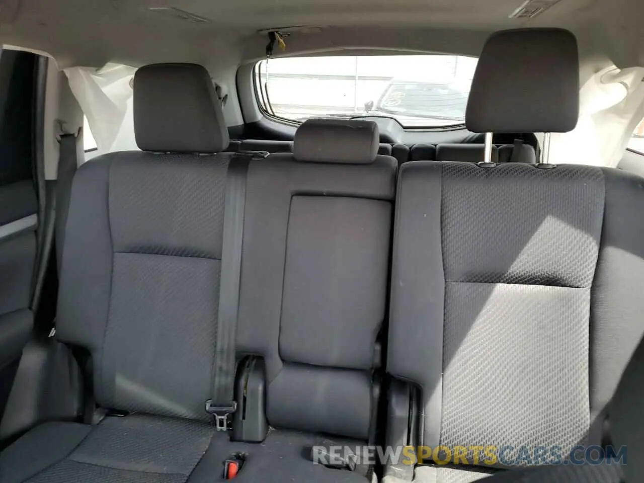 10 Photograph of a damaged car 5TDBZRFH1KS741760 TOYOTA HIGHLANDER 2019