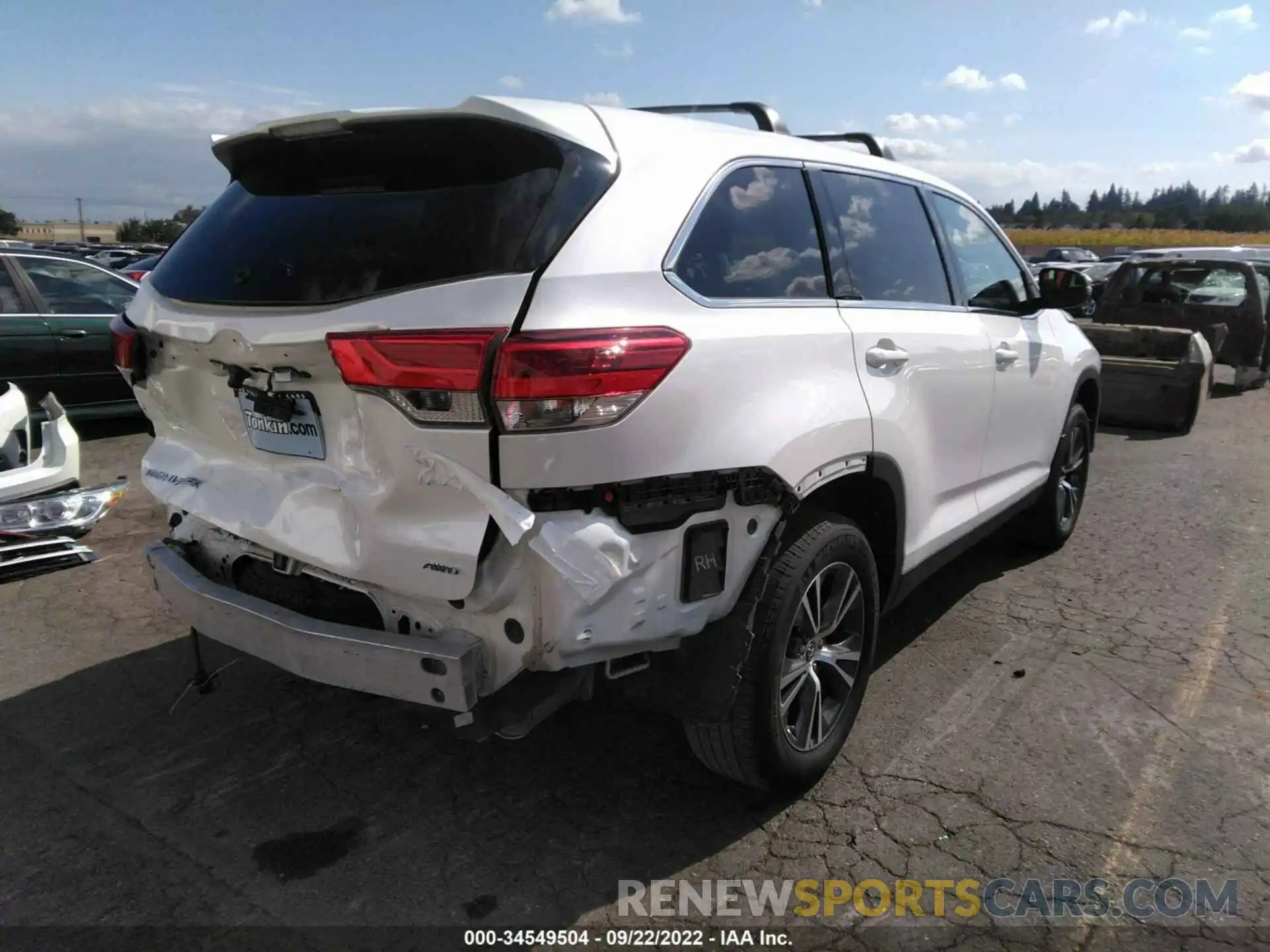 4 Photograph of a damaged car 5TDBZRFH1KS925838 TOYOTA HIGHLANDER 2019