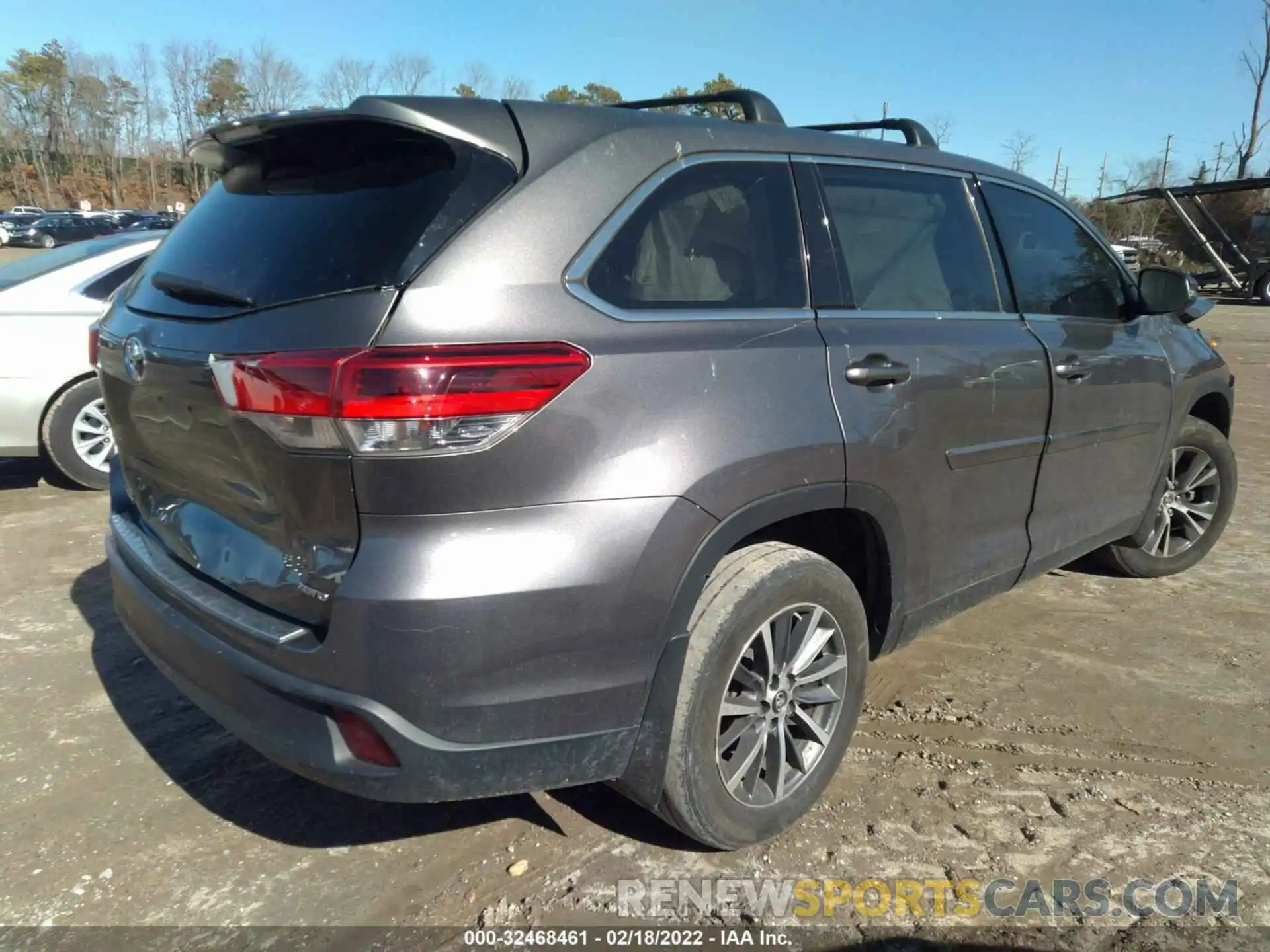 4 Photograph of a damaged car 5TDBZRFH1KS926519 TOYOTA HIGHLANDER 2019