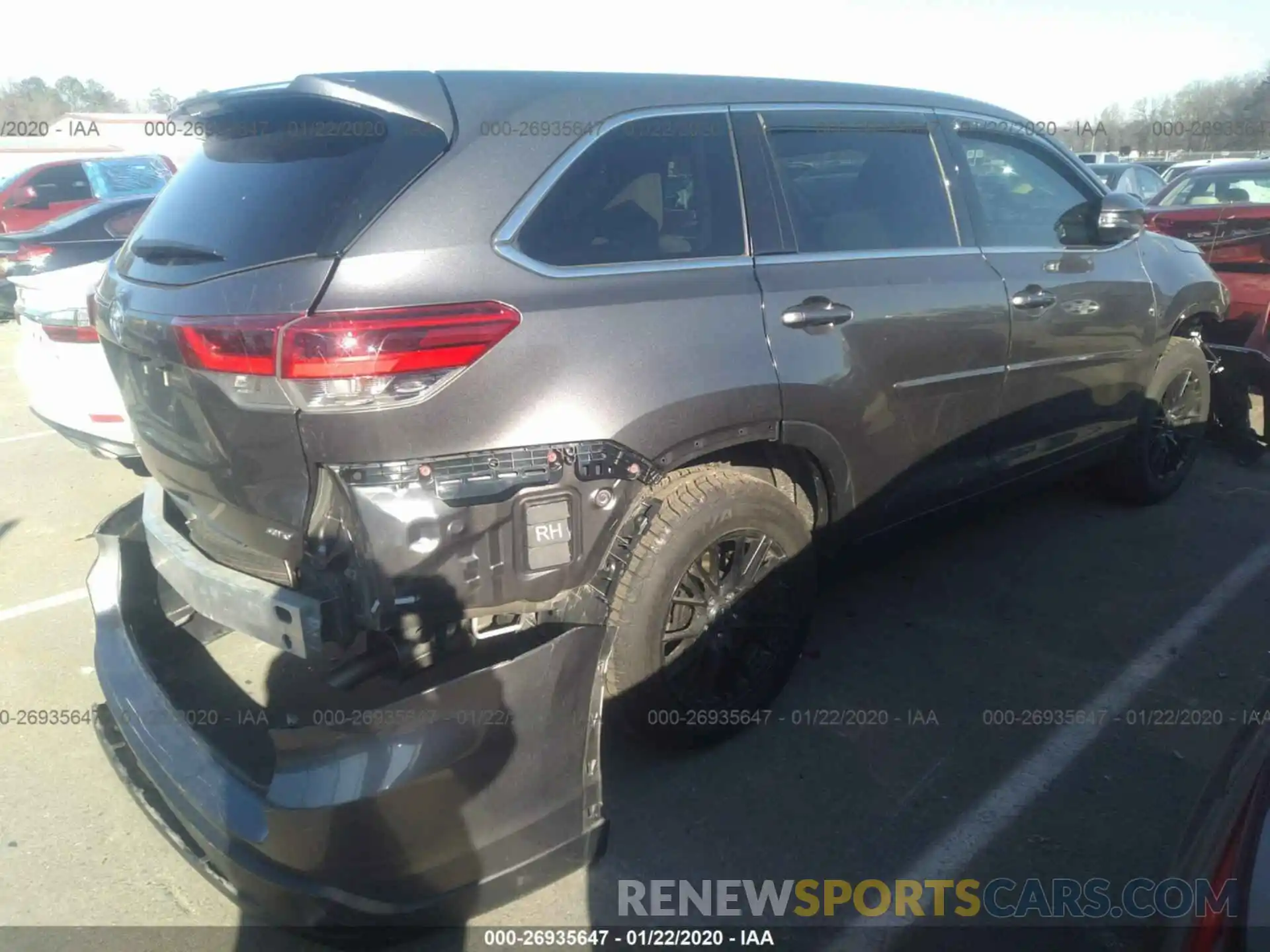 4 Photograph of a damaged car 5TDBZRFH1KS937326 TOYOTA HIGHLANDER 2019