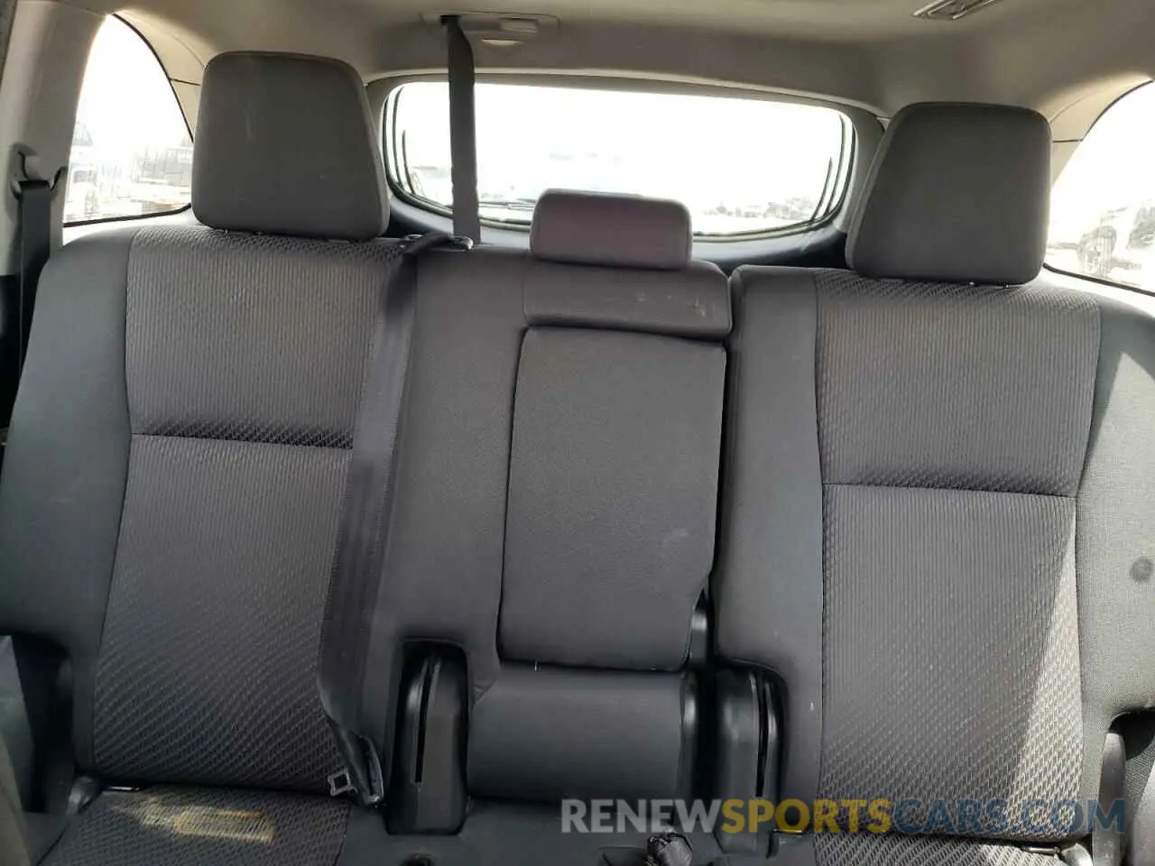 10 Photograph of a damaged car 5TDBZRFH1KS946849 TOYOTA HIGHLANDER 2019