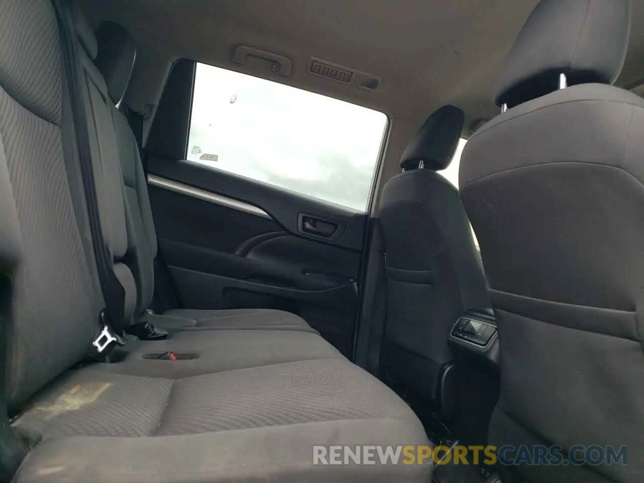 11 Photograph of a damaged car 5TDBZRFH1KS946849 TOYOTA HIGHLANDER 2019