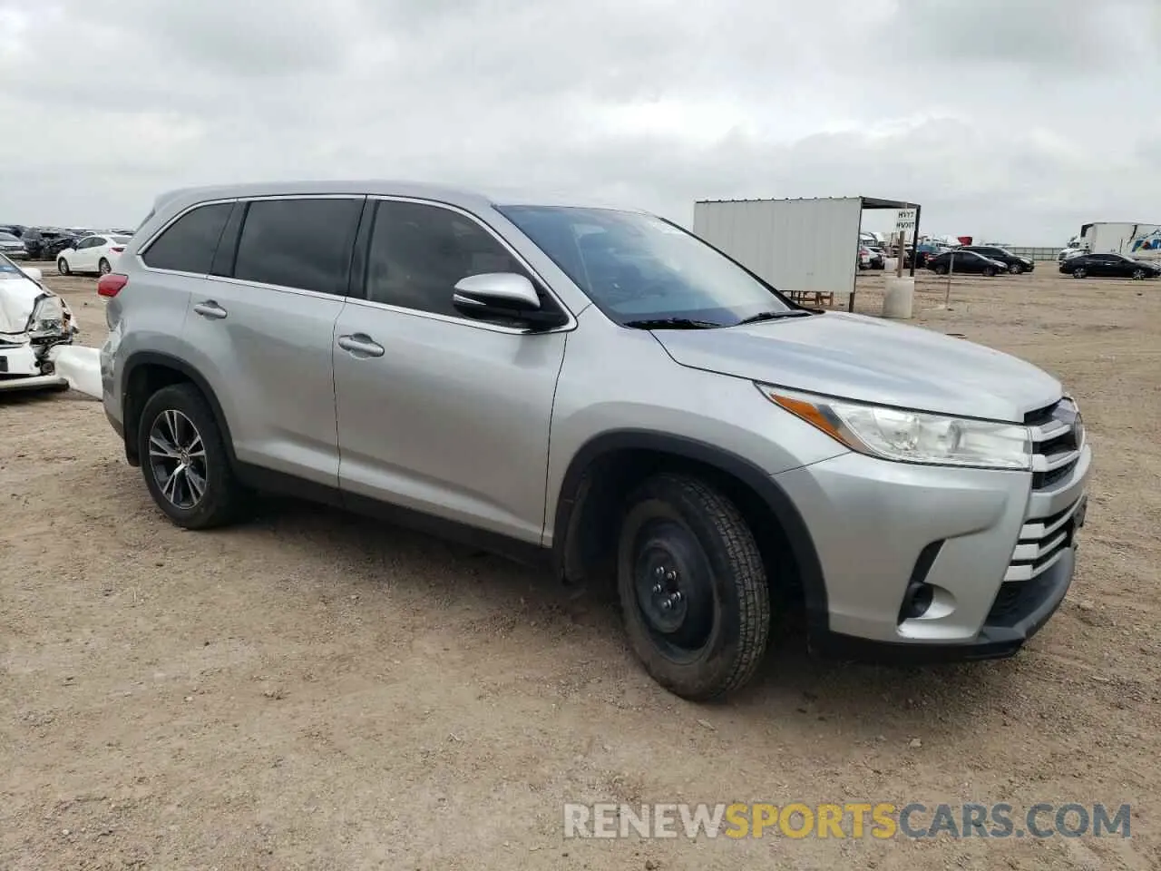 4 Photograph of a damaged car 5TDBZRFH1KS946849 TOYOTA HIGHLANDER 2019