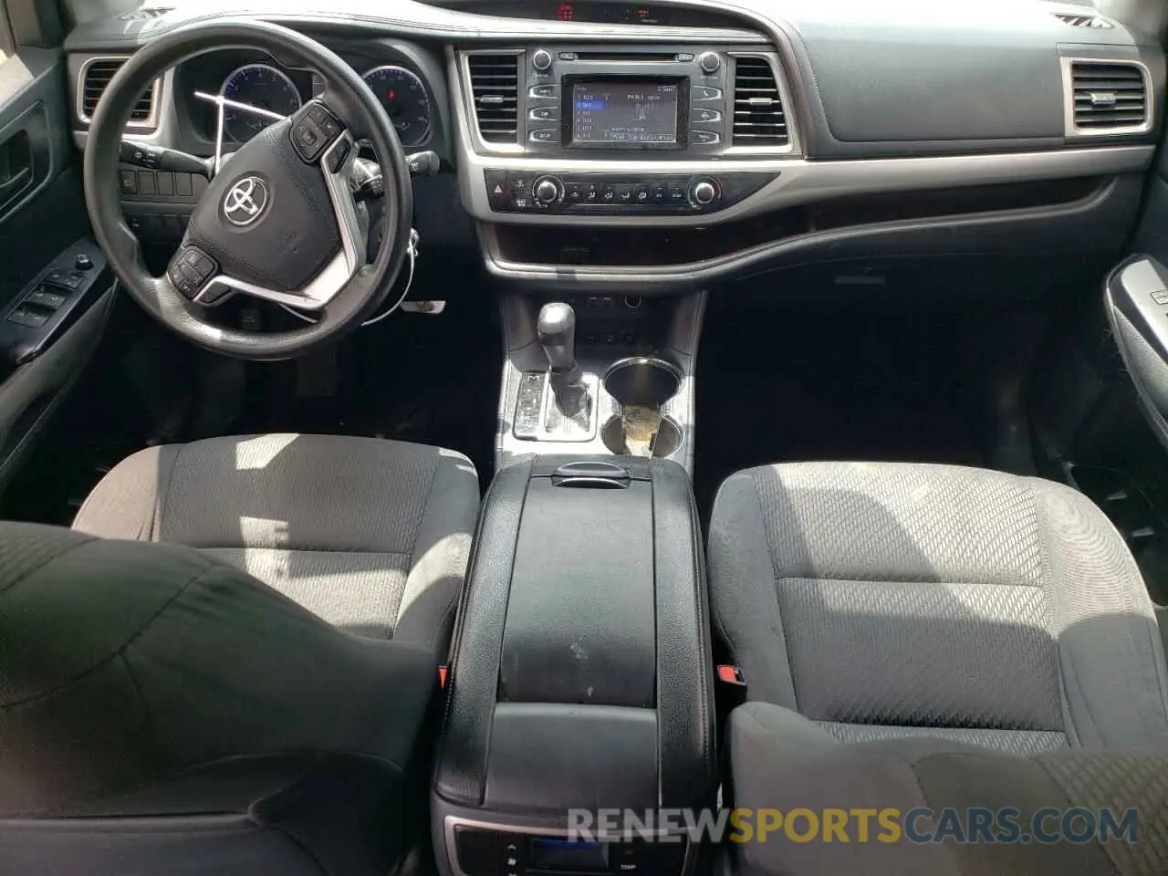 8 Photograph of a damaged car 5TDBZRFH1KS946849 TOYOTA HIGHLANDER 2019