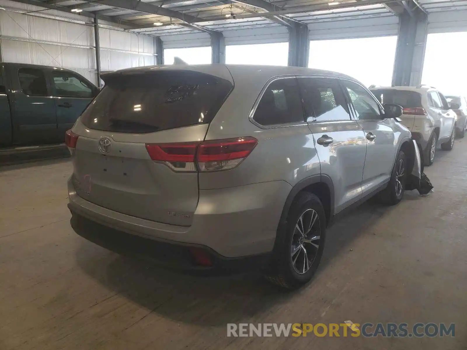 4 Photograph of a damaged car 5TDBZRFH1KS973548 TOYOTA HIGHLANDER 2019