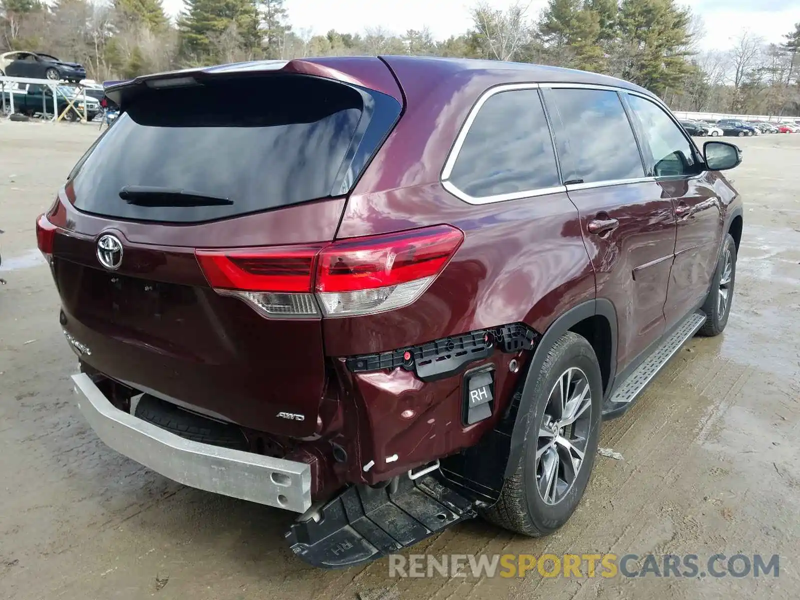 4 Photograph of a damaged car 5TDBZRFH1KS975607 TOYOTA HIGHLANDER 2019