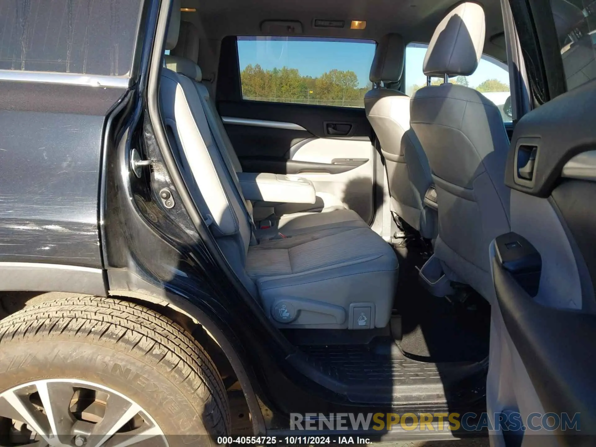 8 Photograph of a damaged car 5TDBZRFH2KS716916 TOYOTA HIGHLANDER 2019