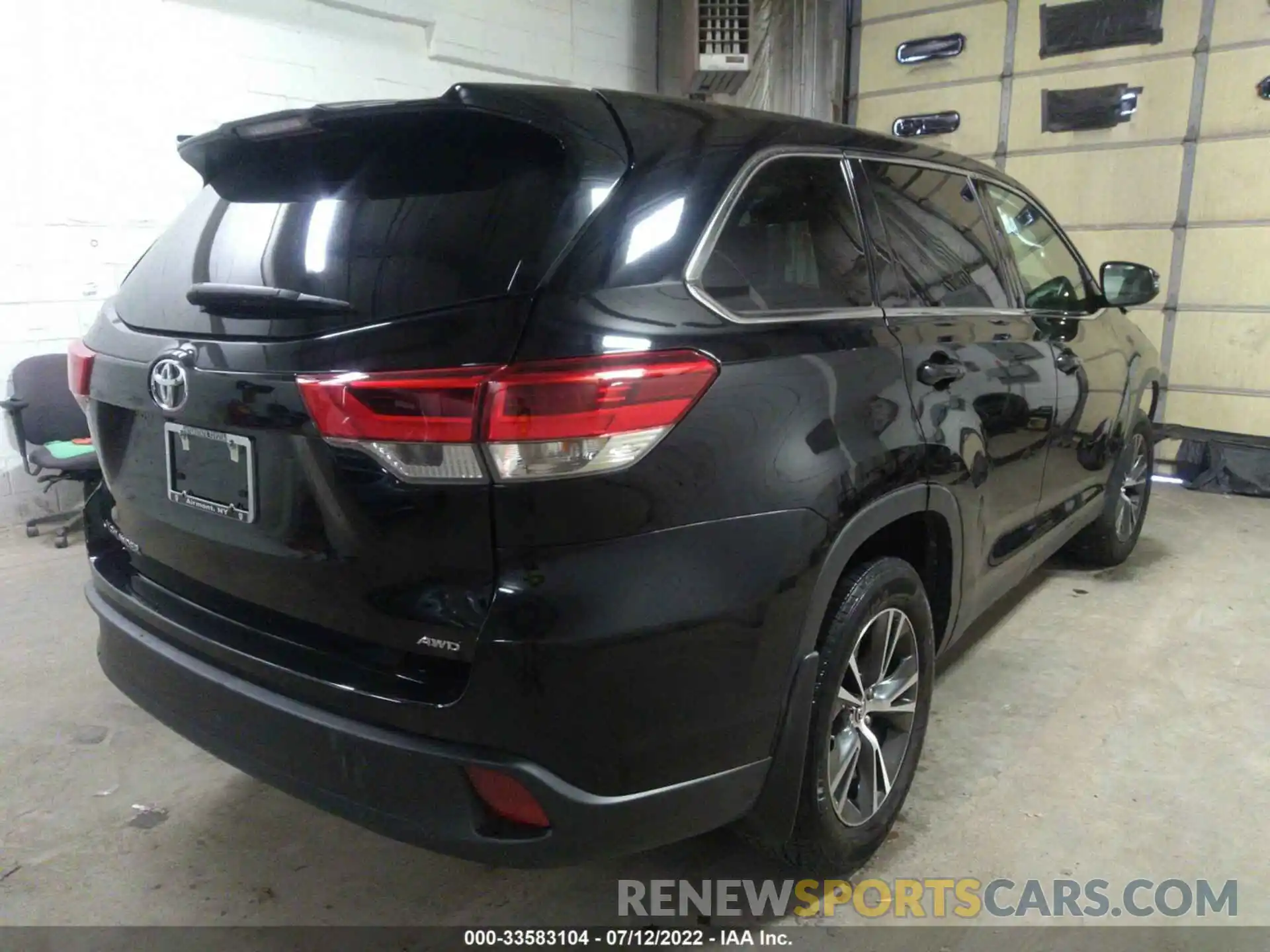 4 Photograph of a damaged car 5TDBZRFH2KS717368 TOYOTA HIGHLANDER 2019