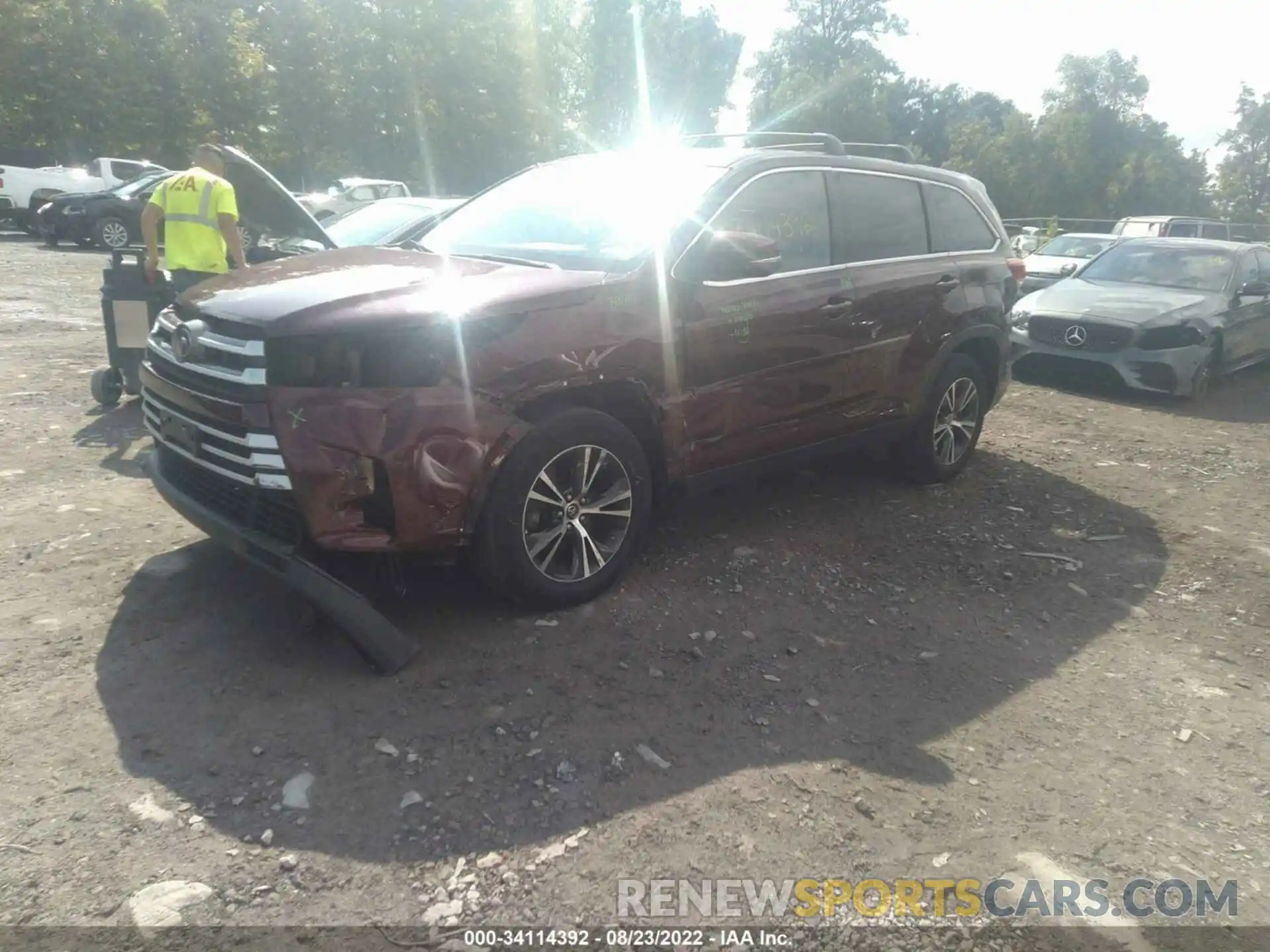 2 Photograph of a damaged car 5TDBZRFH2KS720500 TOYOTA HIGHLANDER 2019