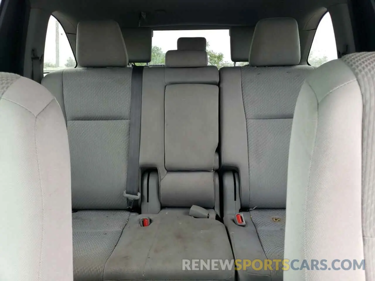 10 Photograph of a damaged car 5TDBZRFH2KS725325 TOYOTA HIGHLANDER 2019