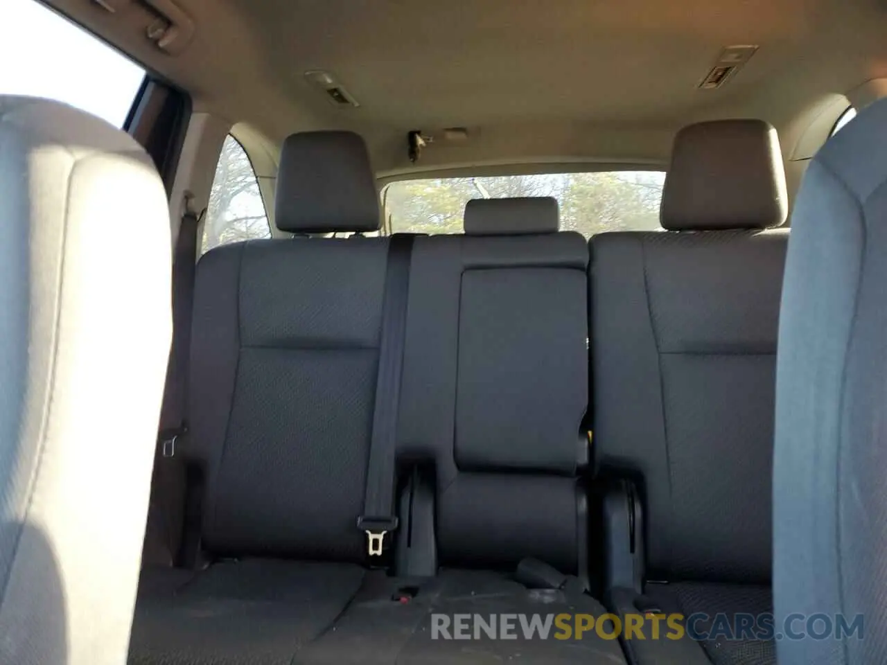 10 Photograph of a damaged car 5TDBZRFH2KS739936 TOYOTA HIGHLANDER 2019
