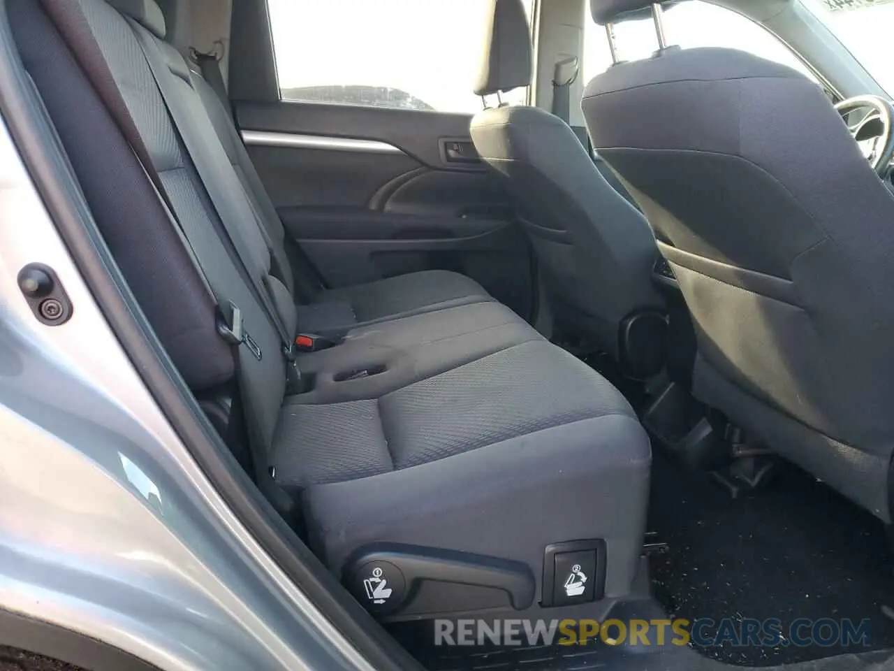 11 Photograph of a damaged car 5TDBZRFH2KS739936 TOYOTA HIGHLANDER 2019