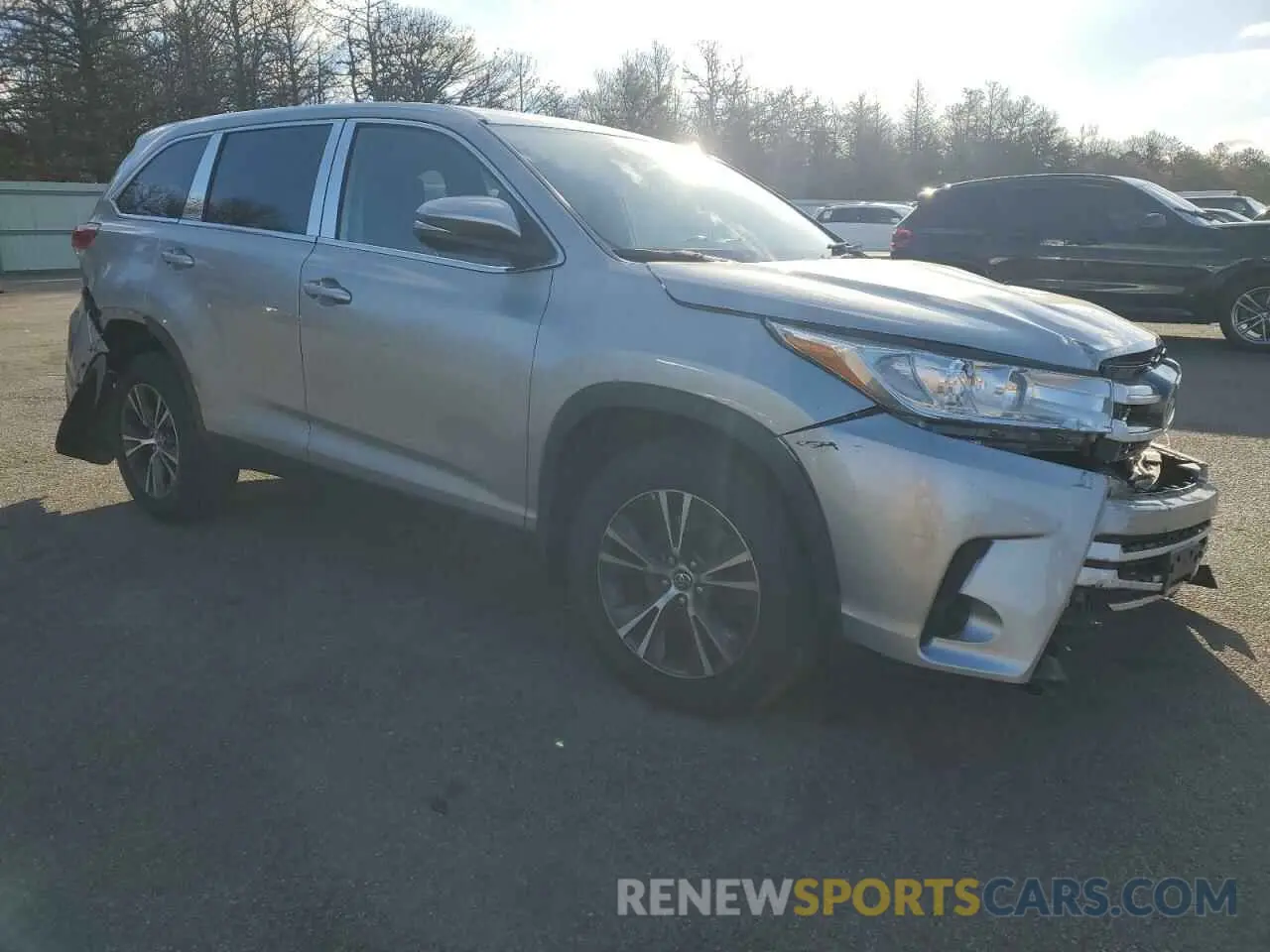 4 Photograph of a damaged car 5TDBZRFH2KS739936 TOYOTA HIGHLANDER 2019
