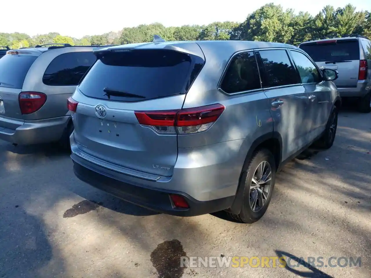 4 Photograph of a damaged car 5TDBZRFH2KS993615 TOYOTA HIGHLANDER 2019