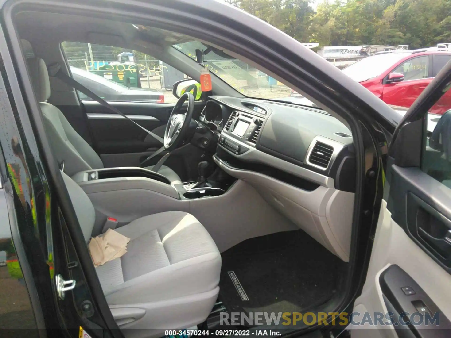 5 Photograph of a damaged car 5TDBZRFH3KS700384 TOYOTA HIGHLANDER 2019