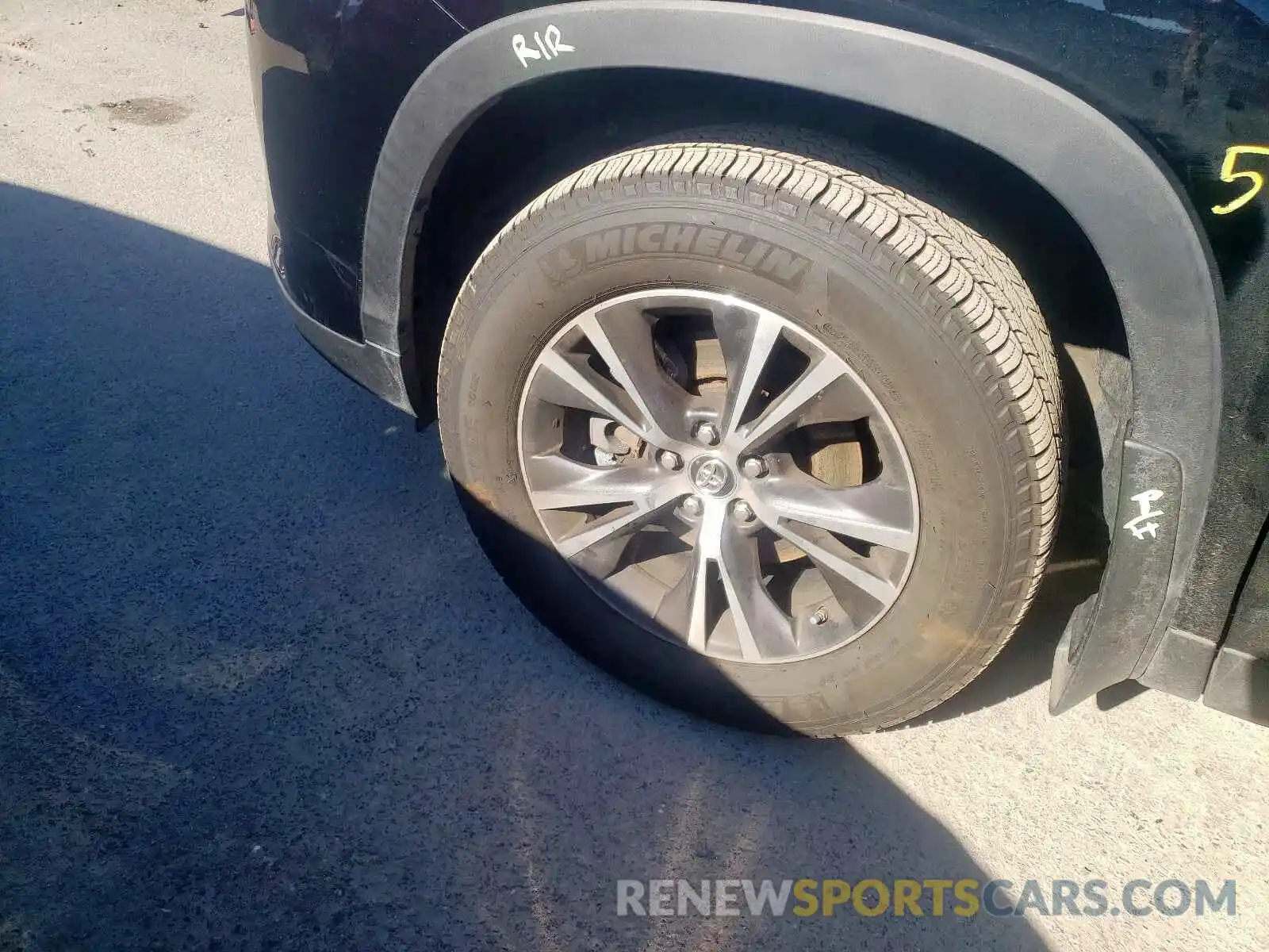 9 Photograph of a damaged car 5TDBZRFH3KS710462 TOYOTA HIGHLANDER 2019