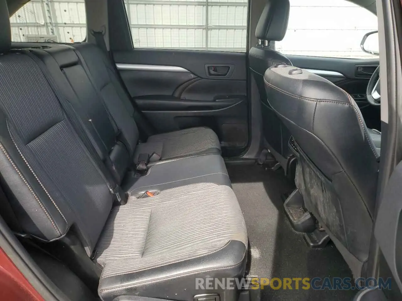 11 Photograph of a damaged car 5TDBZRFH3KS746281 TOYOTA HIGHLANDER 2019