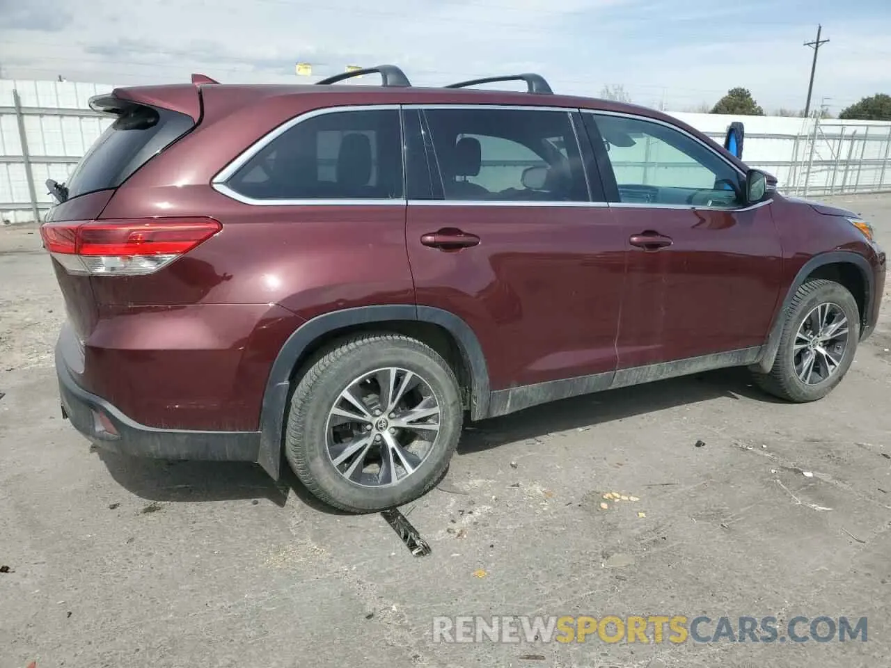 3 Photograph of a damaged car 5TDBZRFH3KS746281 TOYOTA HIGHLANDER 2019