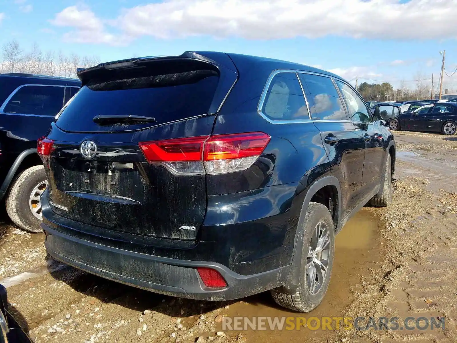 4 Photograph of a damaged car 5TDBZRFH3KS933908 TOYOTA HIGHLANDER 2019