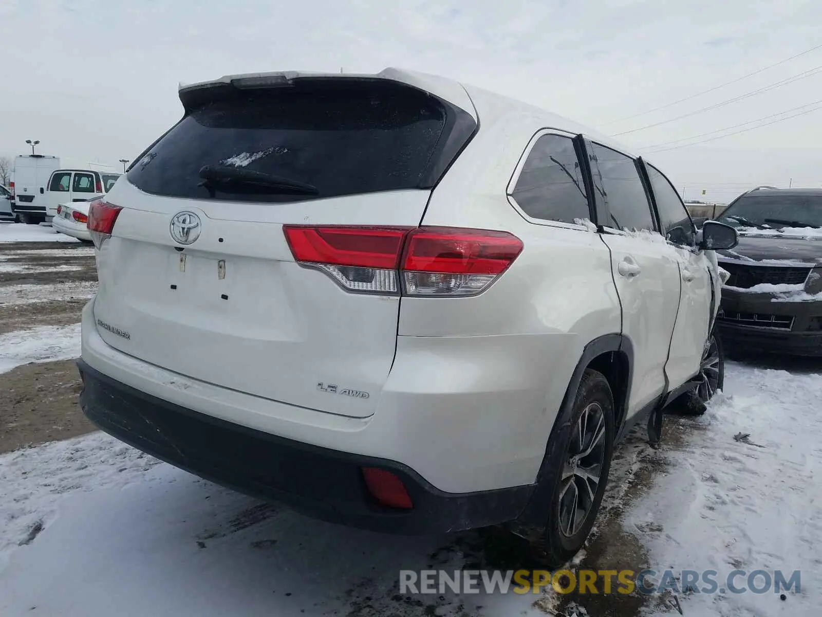 4 Photograph of a damaged car 5TDBZRFH3KS934704 TOYOTA HIGHLANDER 2019