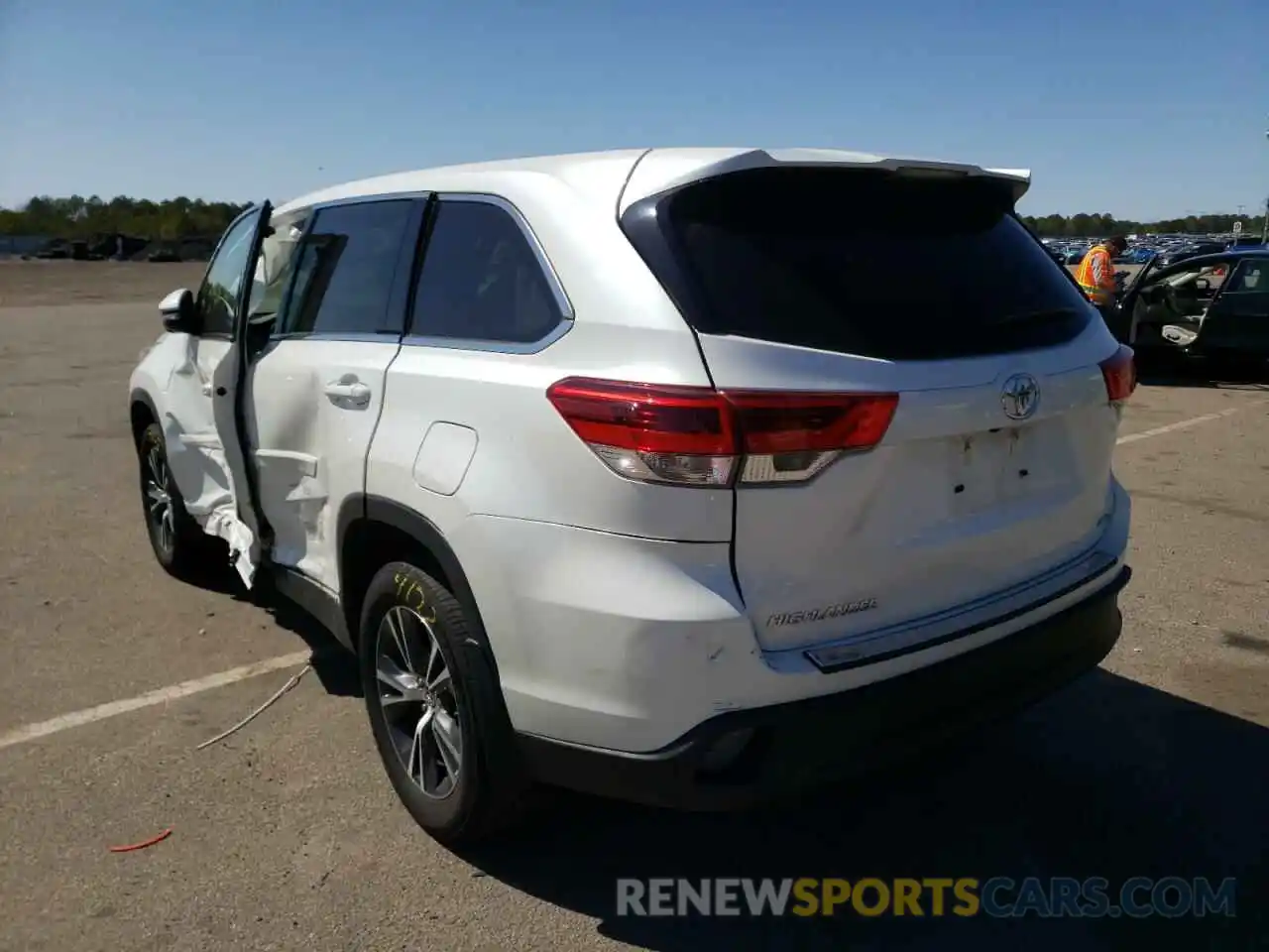 3 Photograph of a damaged car 5TDBZRFH3KS958436 TOYOTA HIGHLANDER 2019