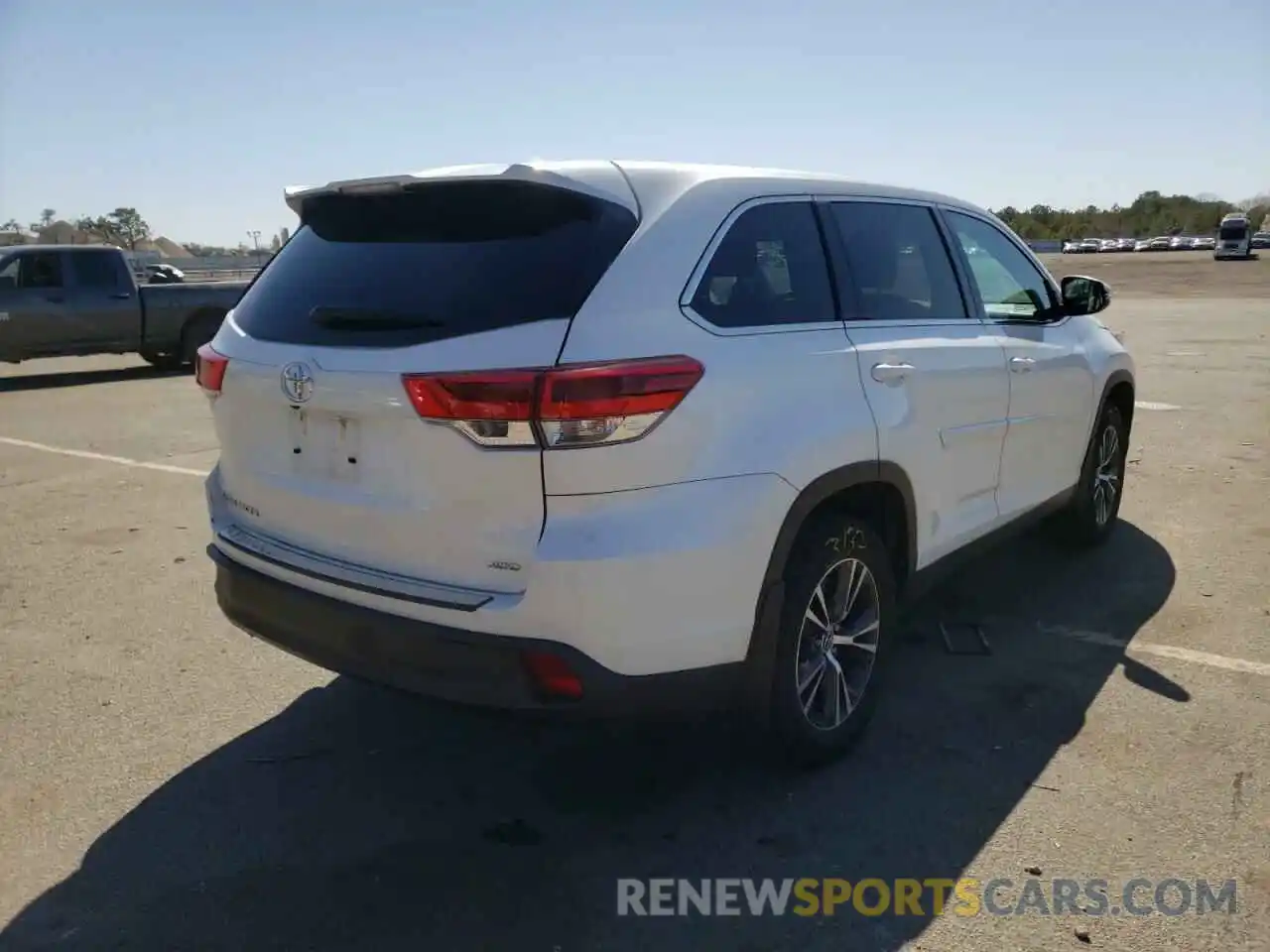 4 Photograph of a damaged car 5TDBZRFH3KS958436 TOYOTA HIGHLANDER 2019