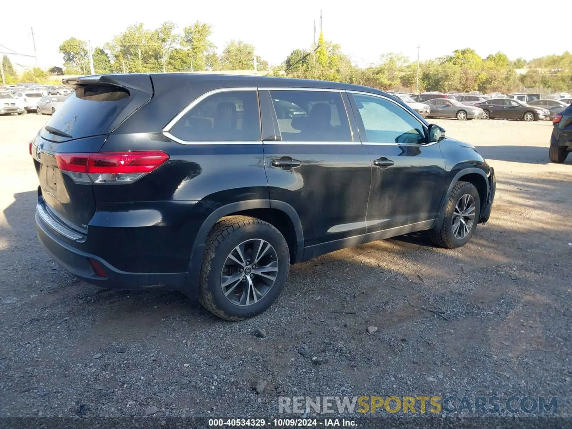 4 Photograph of a damaged car 5TDBZRFH3KS974880 TOYOTA HIGHLANDER 2019