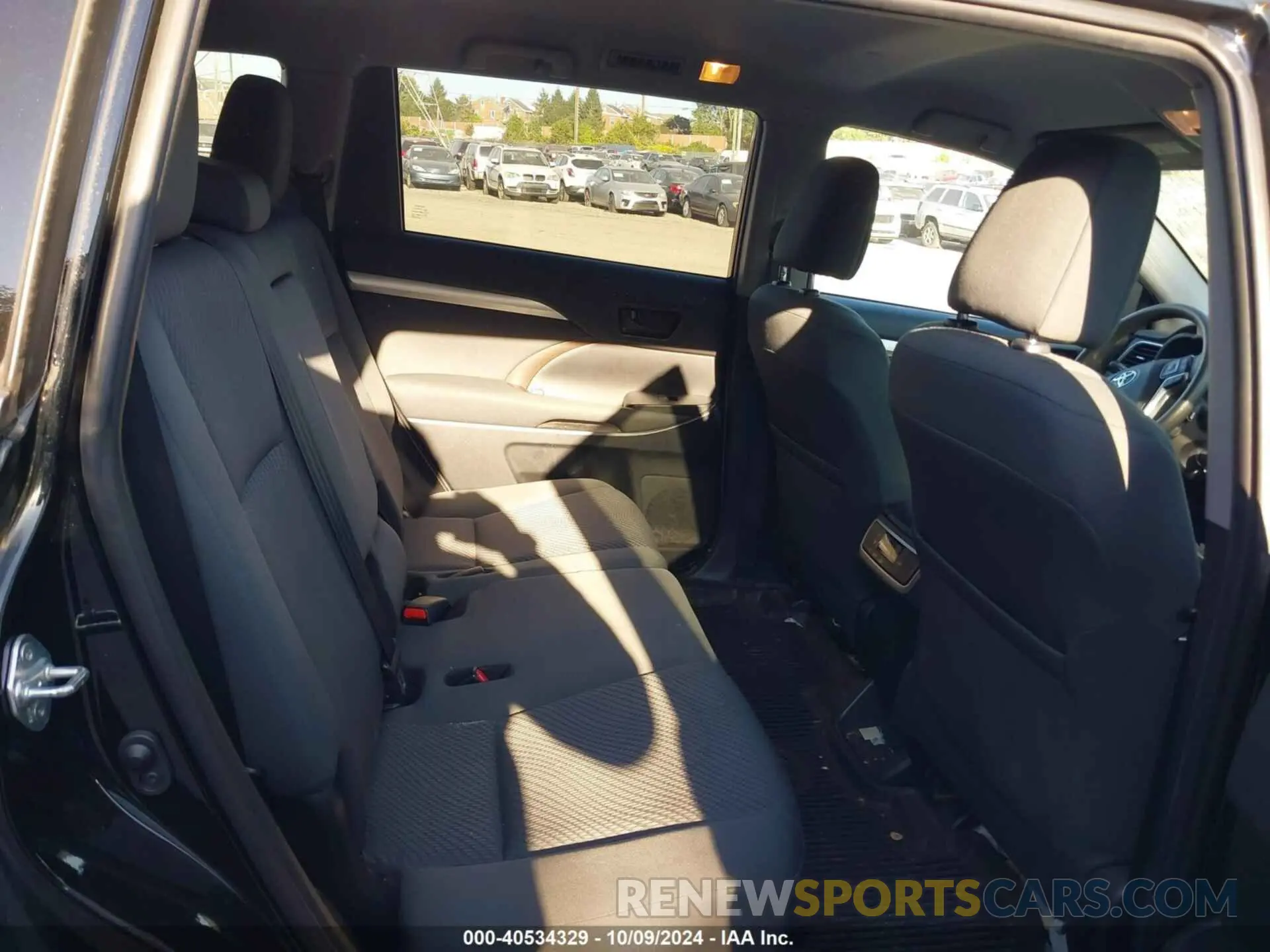 8 Photograph of a damaged car 5TDBZRFH3KS974880 TOYOTA HIGHLANDER 2019