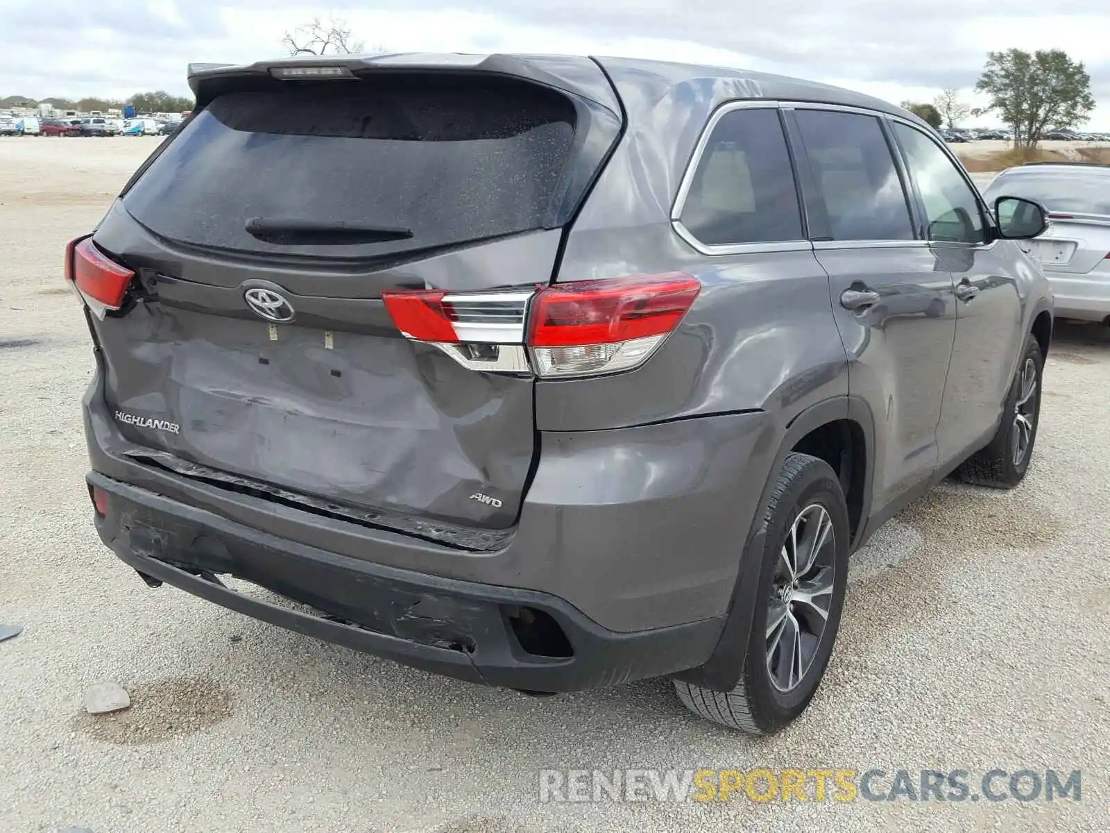 4 Photograph of a damaged car 5TDBZRFH3KS978847 TOYOTA HIGHLANDER 2019