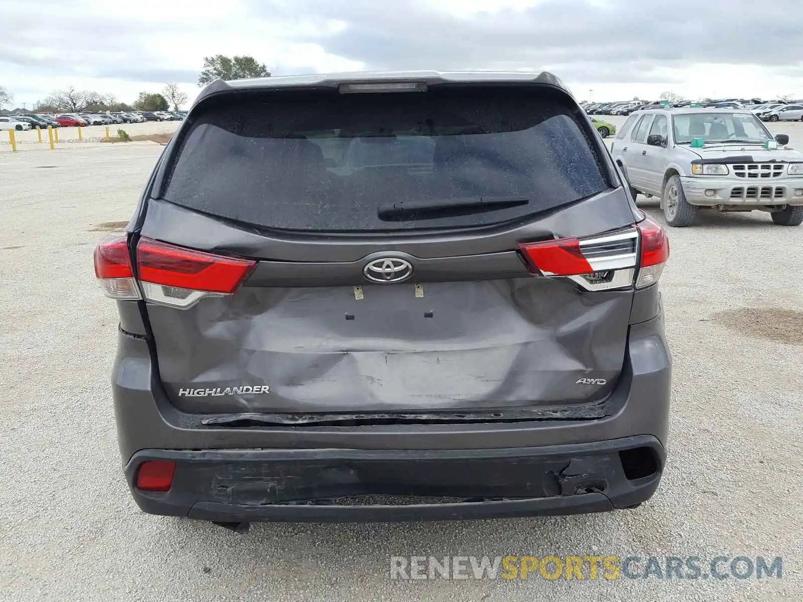 9 Photograph of a damaged car 5TDBZRFH3KS978847 TOYOTA HIGHLANDER 2019