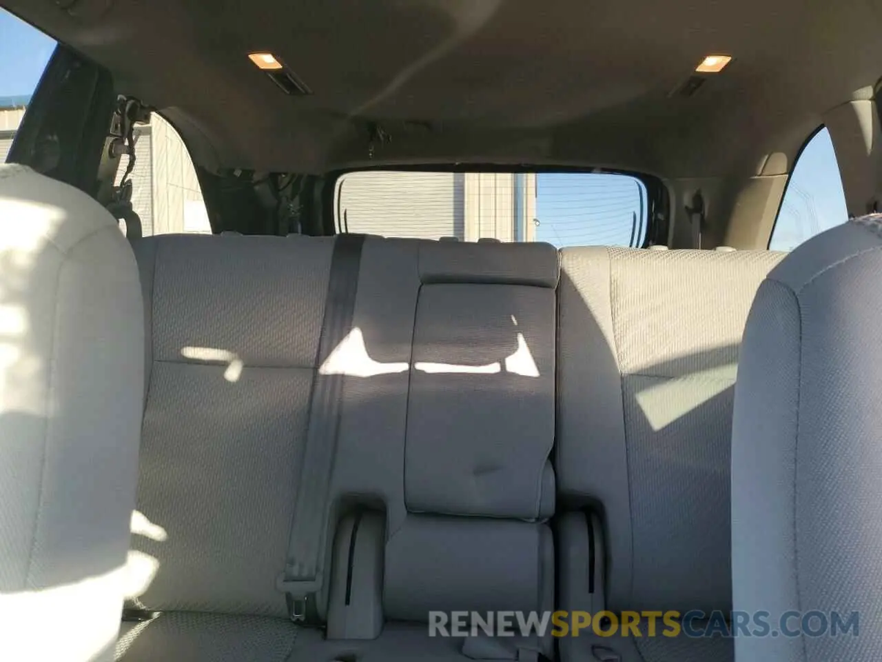 10 Photograph of a damaged car 5TDBZRFH3KS987838 TOYOTA HIGHLANDER 2019