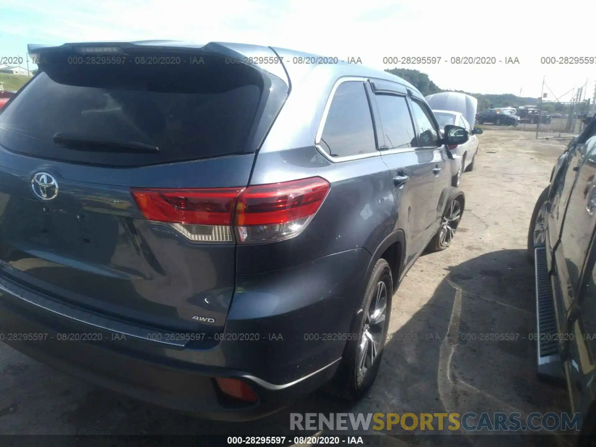 4 Photograph of a damaged car 5TDBZRFH4KS707389 TOYOTA HIGHLANDER 2019