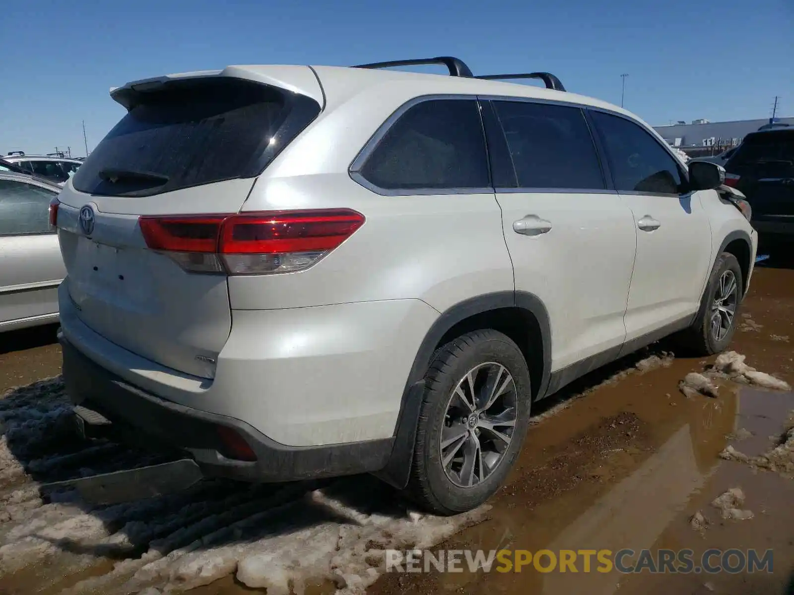 4 Photograph of a damaged car 5TDBZRFH4KS707697 TOYOTA HIGHLANDER 2019