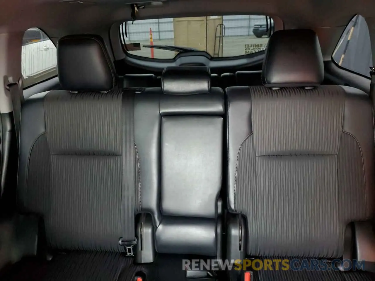 10 Photograph of a damaged car 5TDBZRFH4KS918513 TOYOTA HIGHLANDER 2019